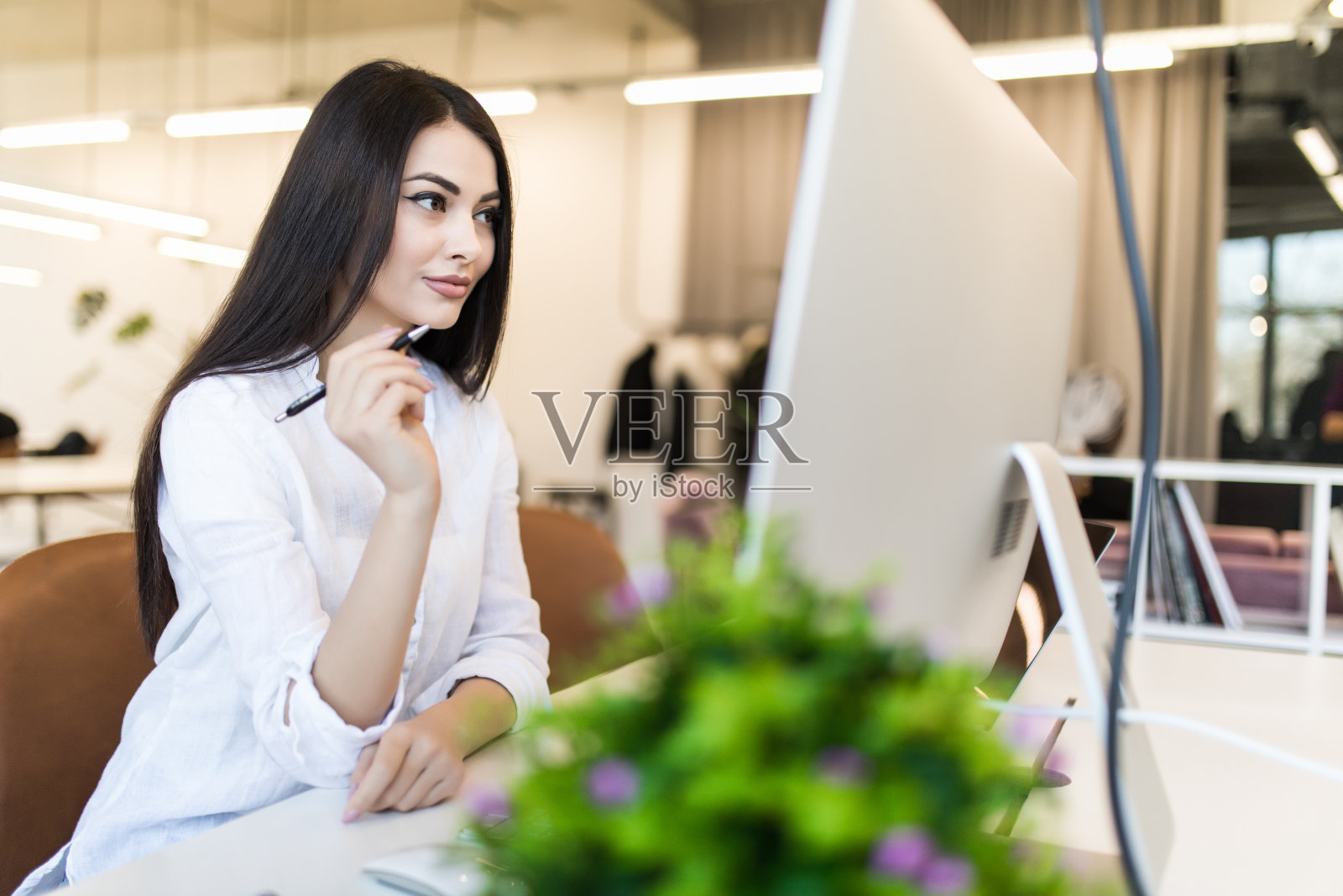 一个在办公室工作的女商人的肖像照片摄影图片