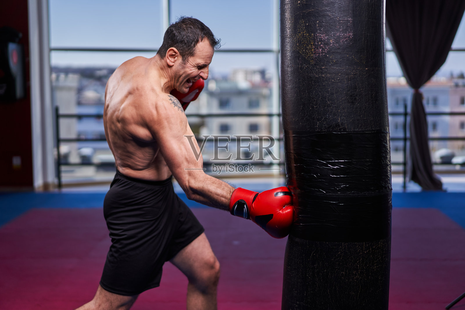 自由搏击手在健身房打重包照片摄影图片