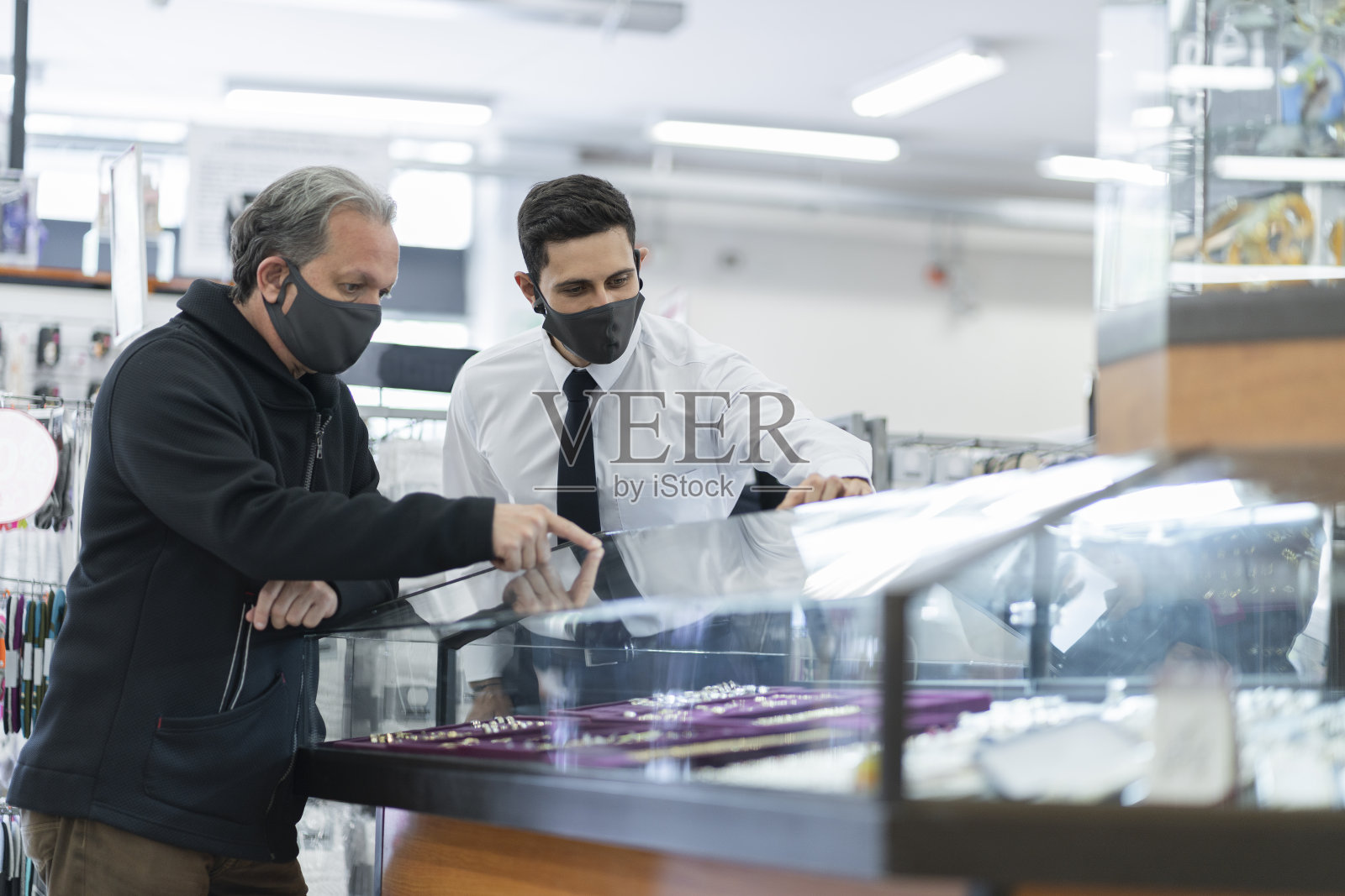 协助一名男子寻找珠宝送人照片摄影图片