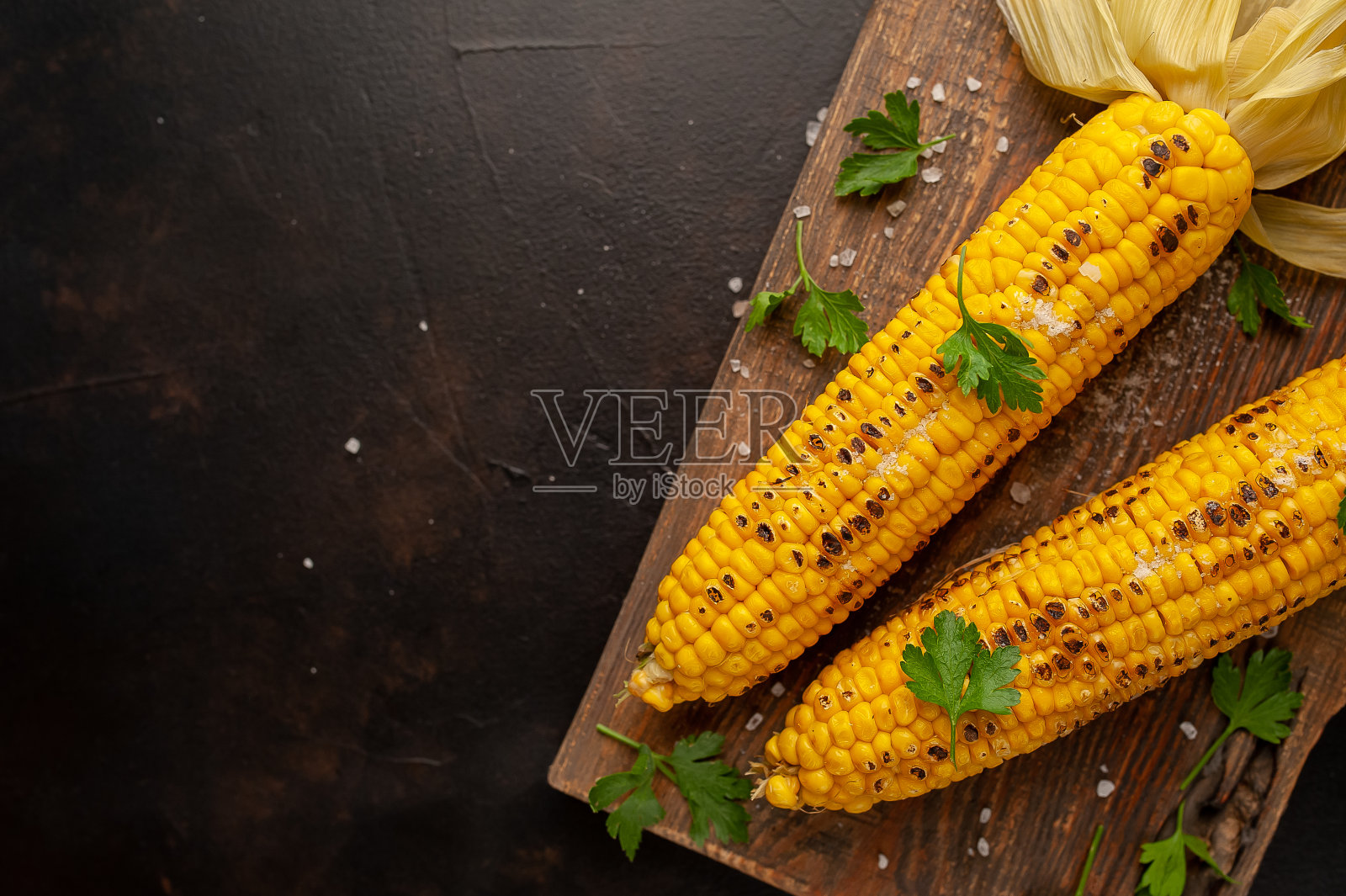 烤玉米配绿色蔬菜和盐在混凝土背景,零食或晚餐,早餐照片摄影图片