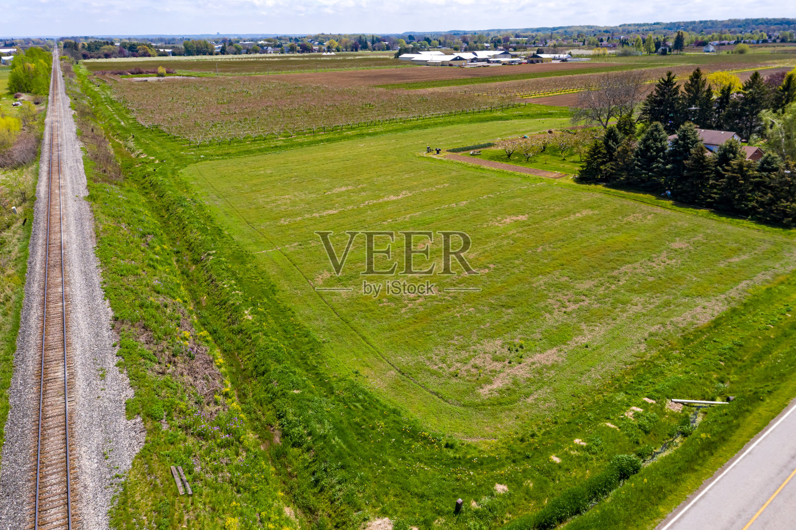 春季在加拿大安大略省尼亚加拉瀑布地区的农场和果园照片摄影图片