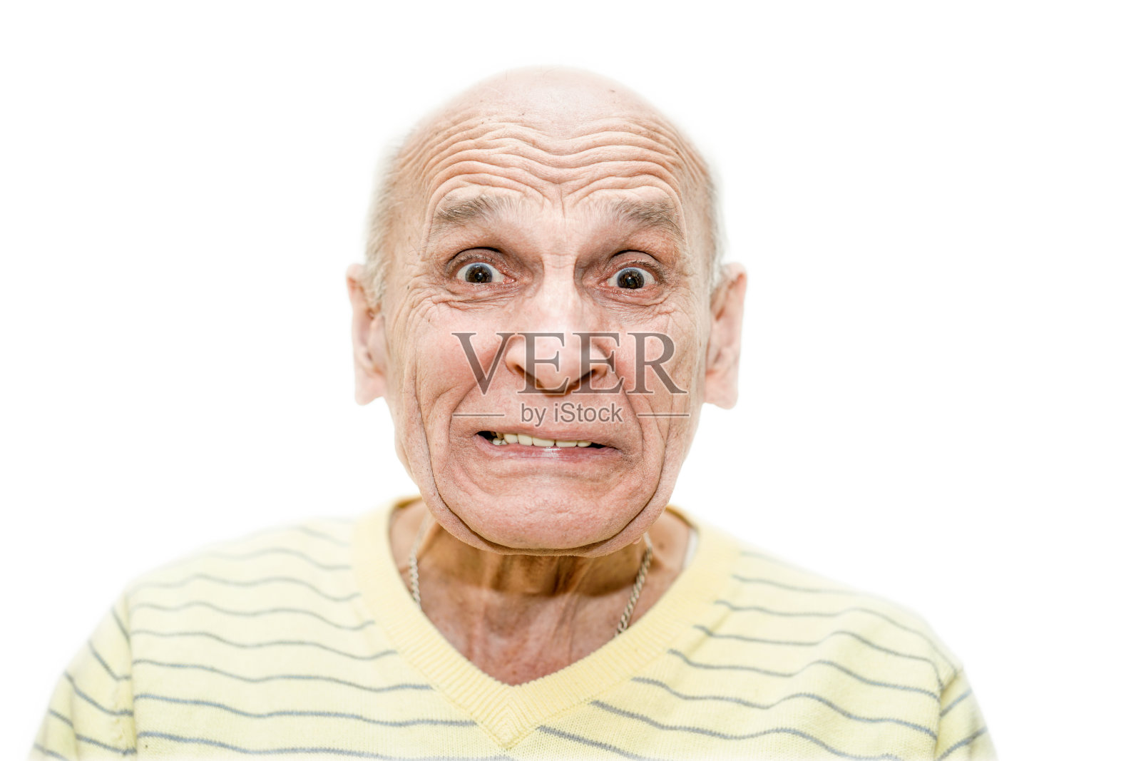 一位留着灰白短发、面容扭曲的老人照片摄影图片