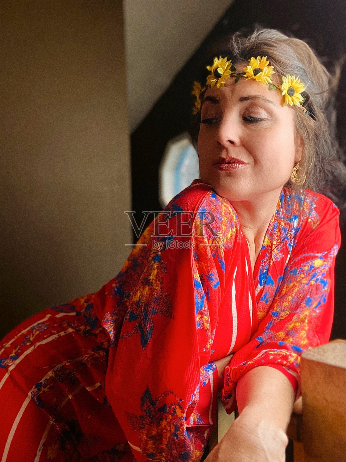 漂亮的中年女人穿着复古连身裤在家休息。照片摄影图片