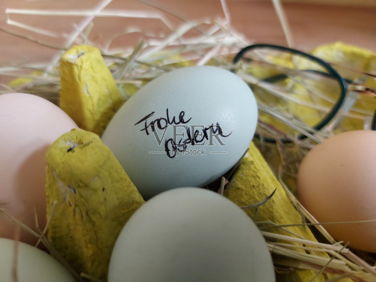 彩色有机蛋,复活节快乐照片摄影图片