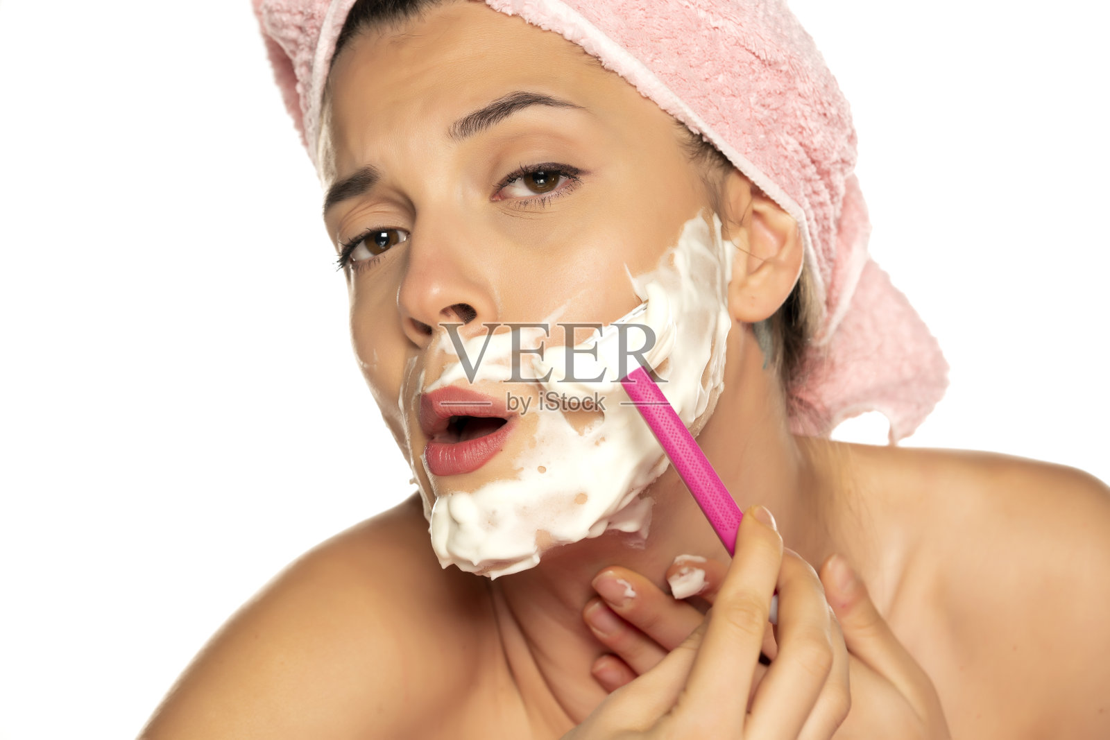 年轻漂亮的女人刮了脸照片摄影图片