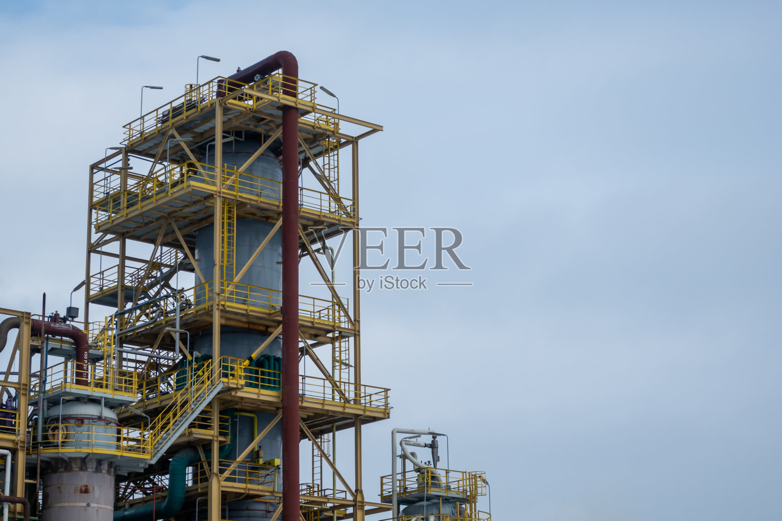 污染自然环境的化工设施照片摄影图片