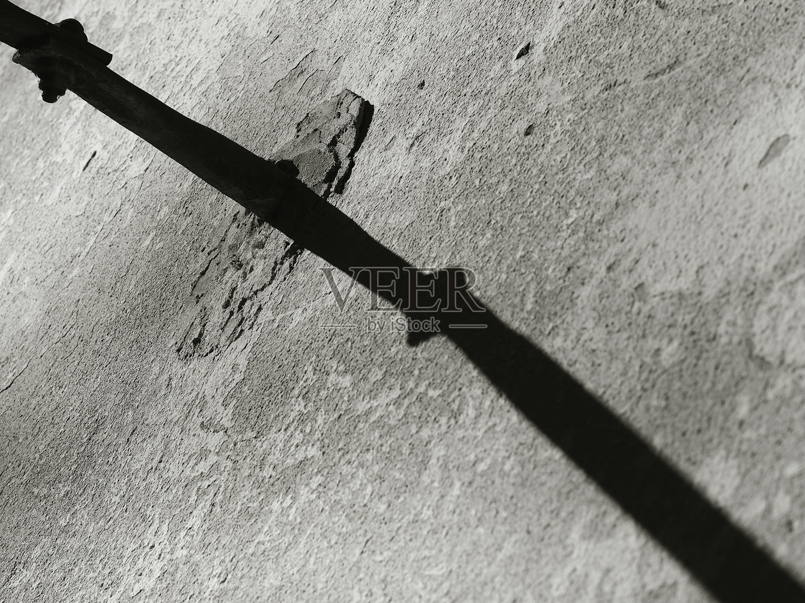 黑色和白色金属管的背面阴影。照片摄影图片