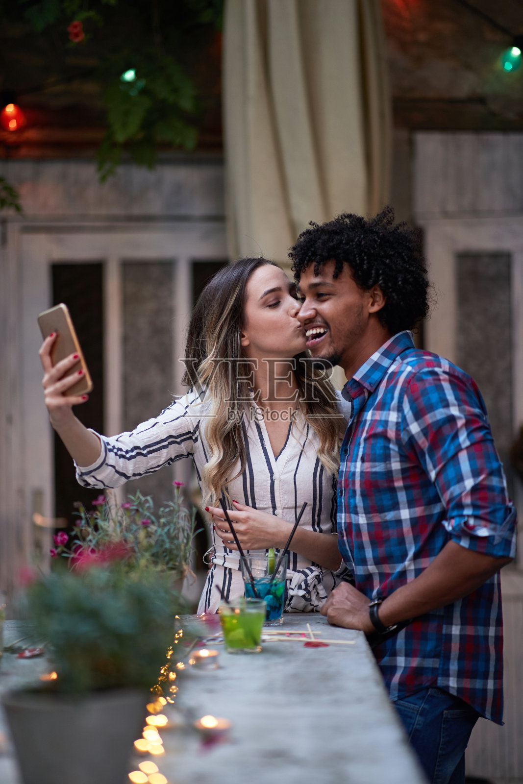 白人女人和非裔美国人在户外酒吧自拍。多民族,朋友,夫妇,概念照片摄影图片