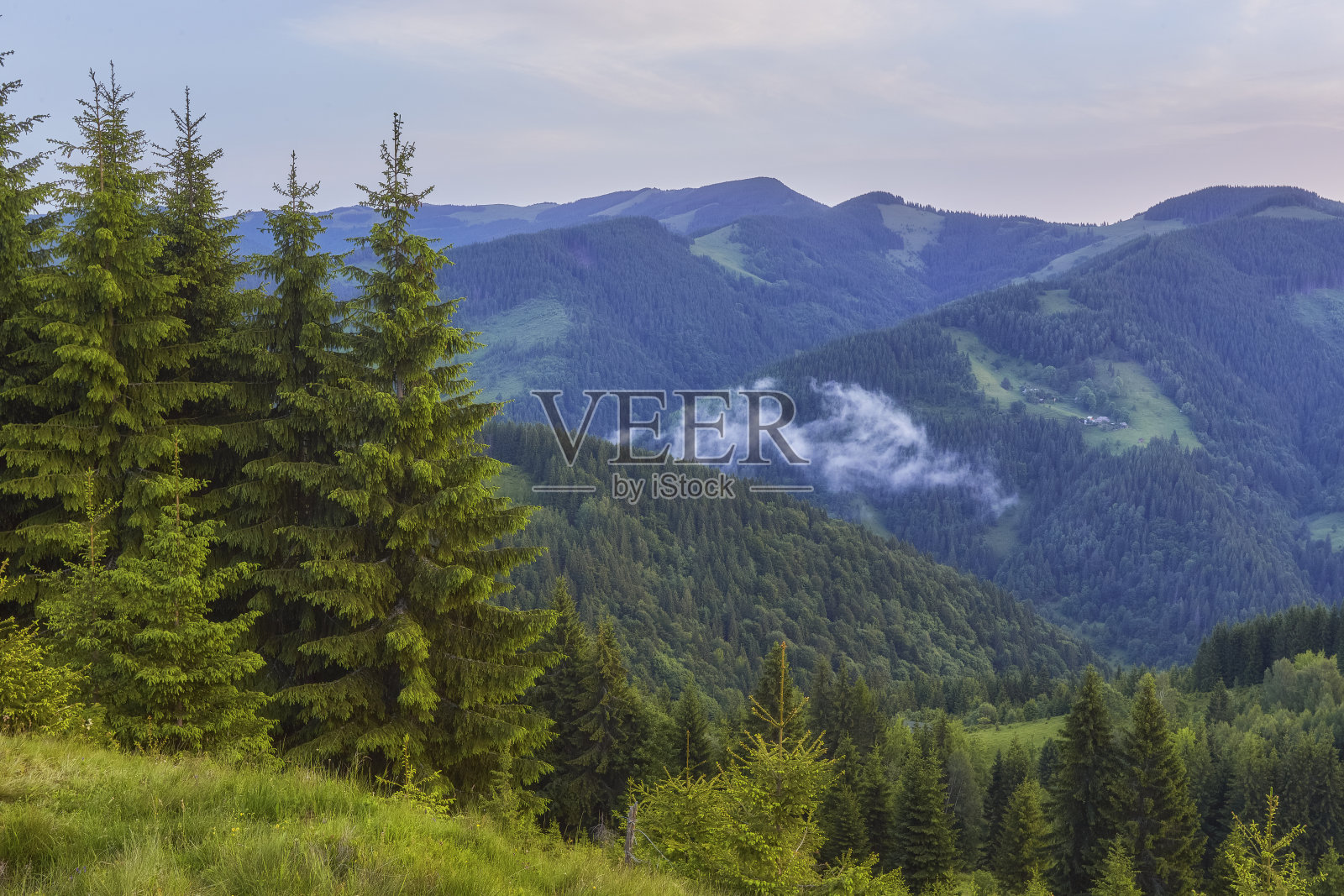 山上五颜六色的夏日日落照片摄影图片