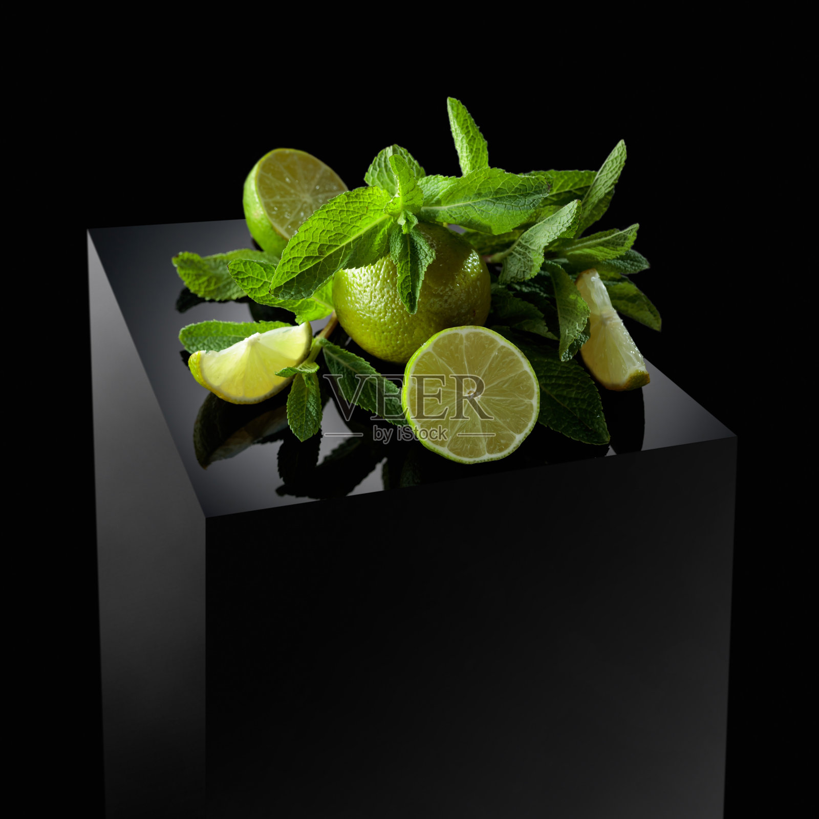 酸橙片和薄荷。照片摄影图片