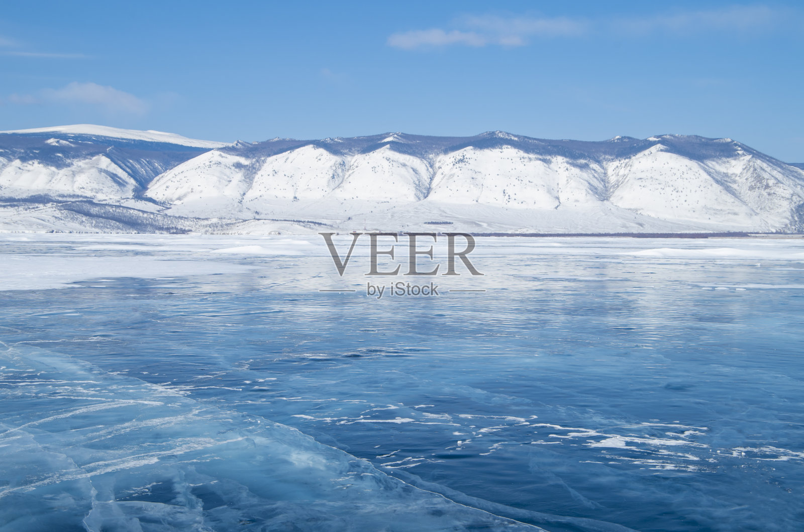 冬天的贝加尔湖。冬季,贝加尔湖表面深层气体的裂缝和气泡在冰上绘制的美丽图画照片摄影图片