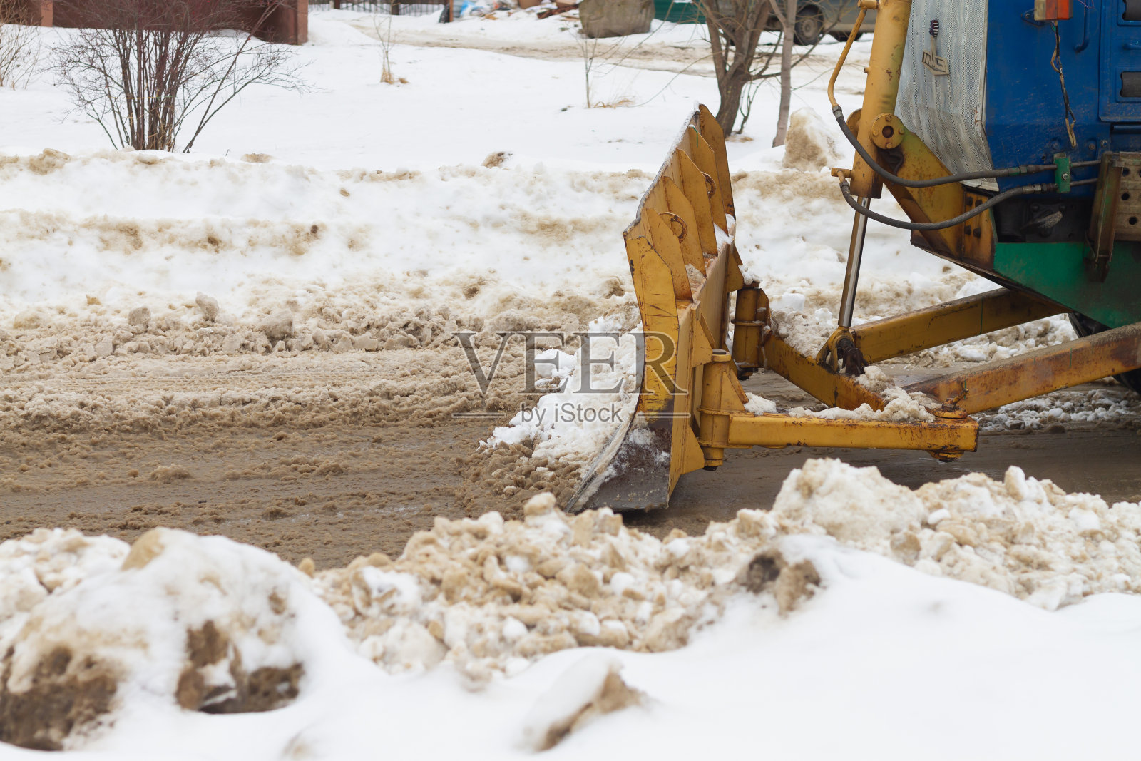 在冬天,用特殊设备清除街道上的积雪照片摄影图片