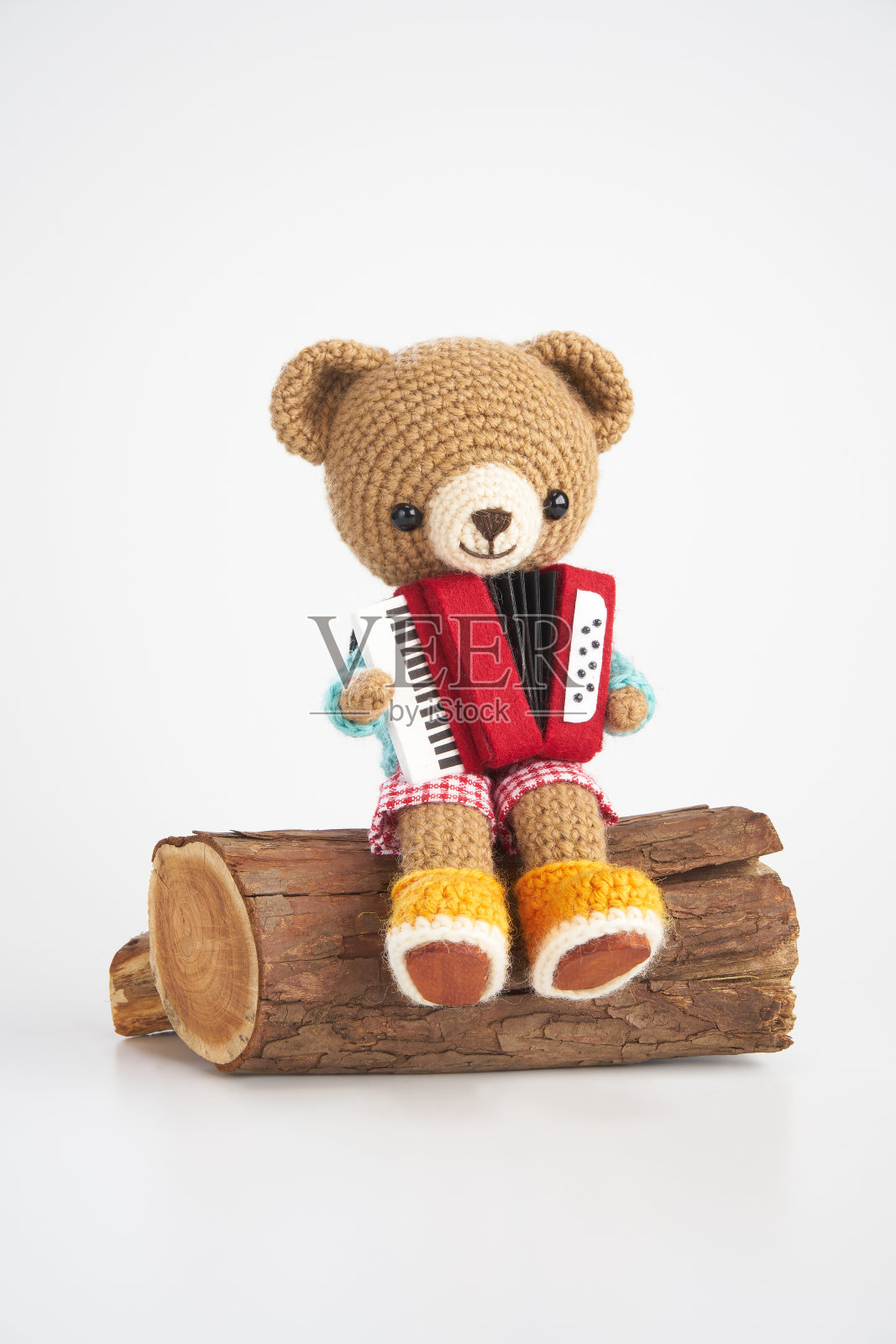 手工编织的玩具。可爱的小动物阿米古米娃娃。照片摄影图片