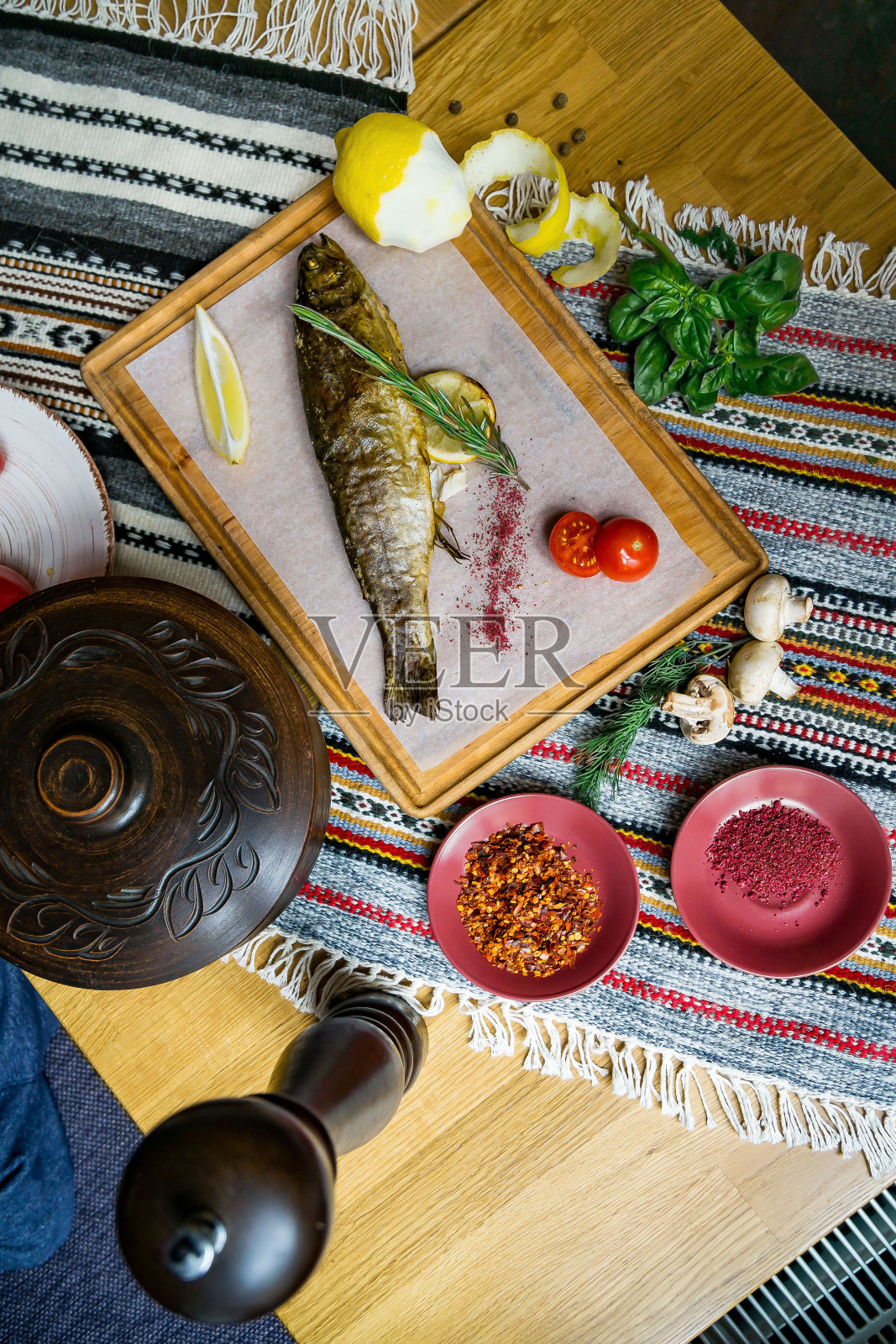 烤鲈鱼配鱼香料和沙拉。海鲜餐厅。前视图。健康饮食照片摄影图片