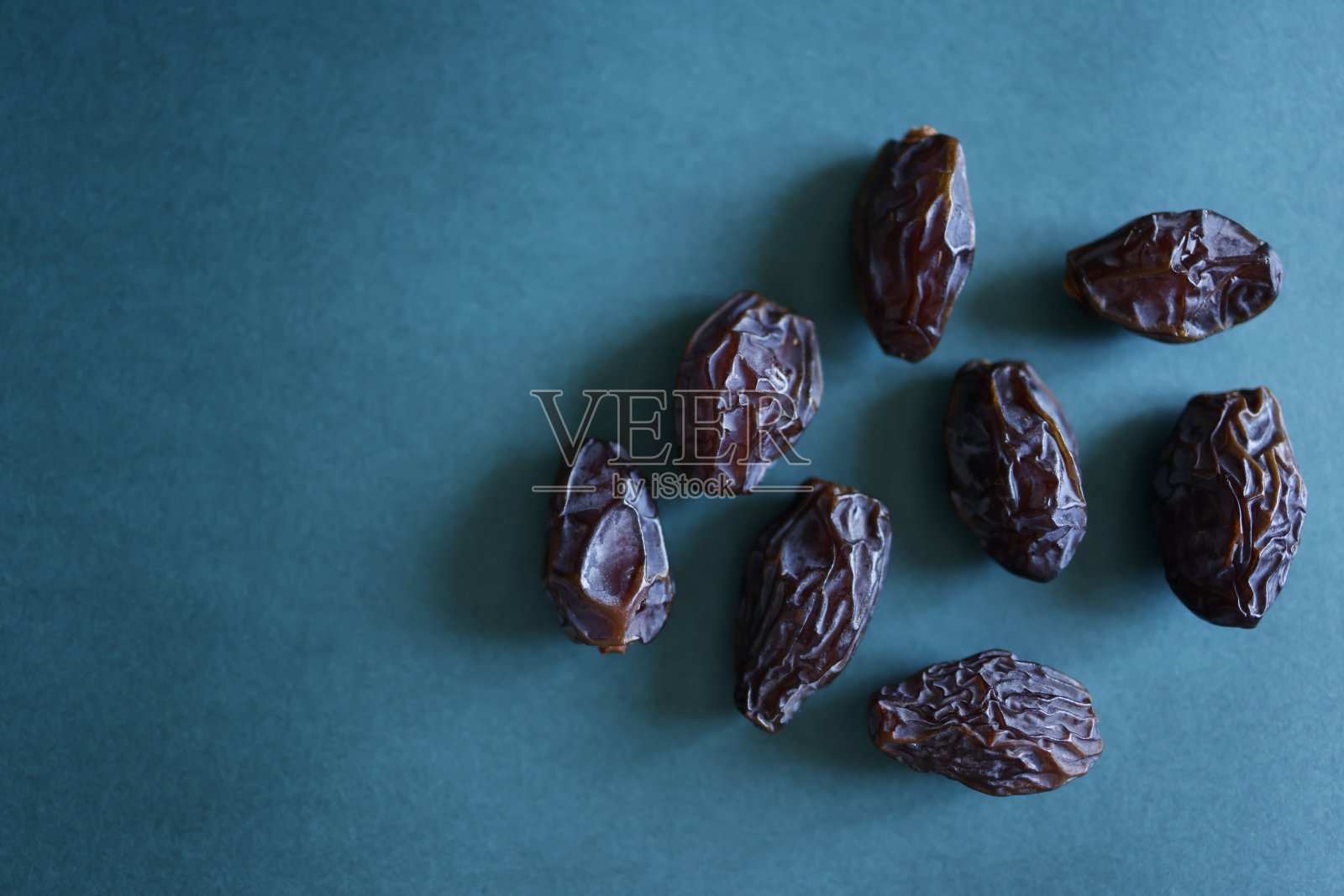 汽油蓝色背景上的斋月日期,斋戒,特写照片摄影图片