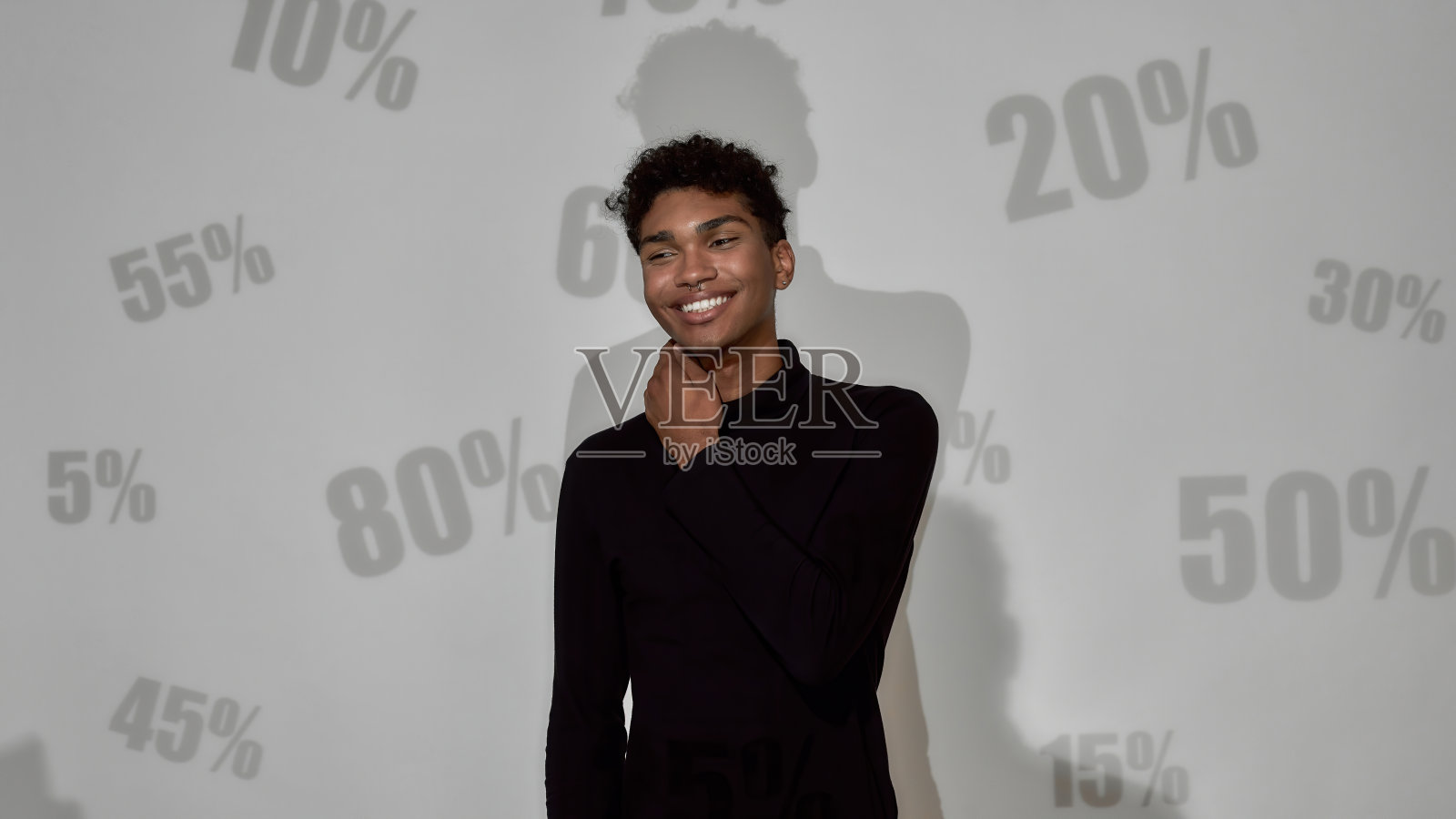 微笑的年轻的非洲裔美国人有百分比背景照片摄影图片