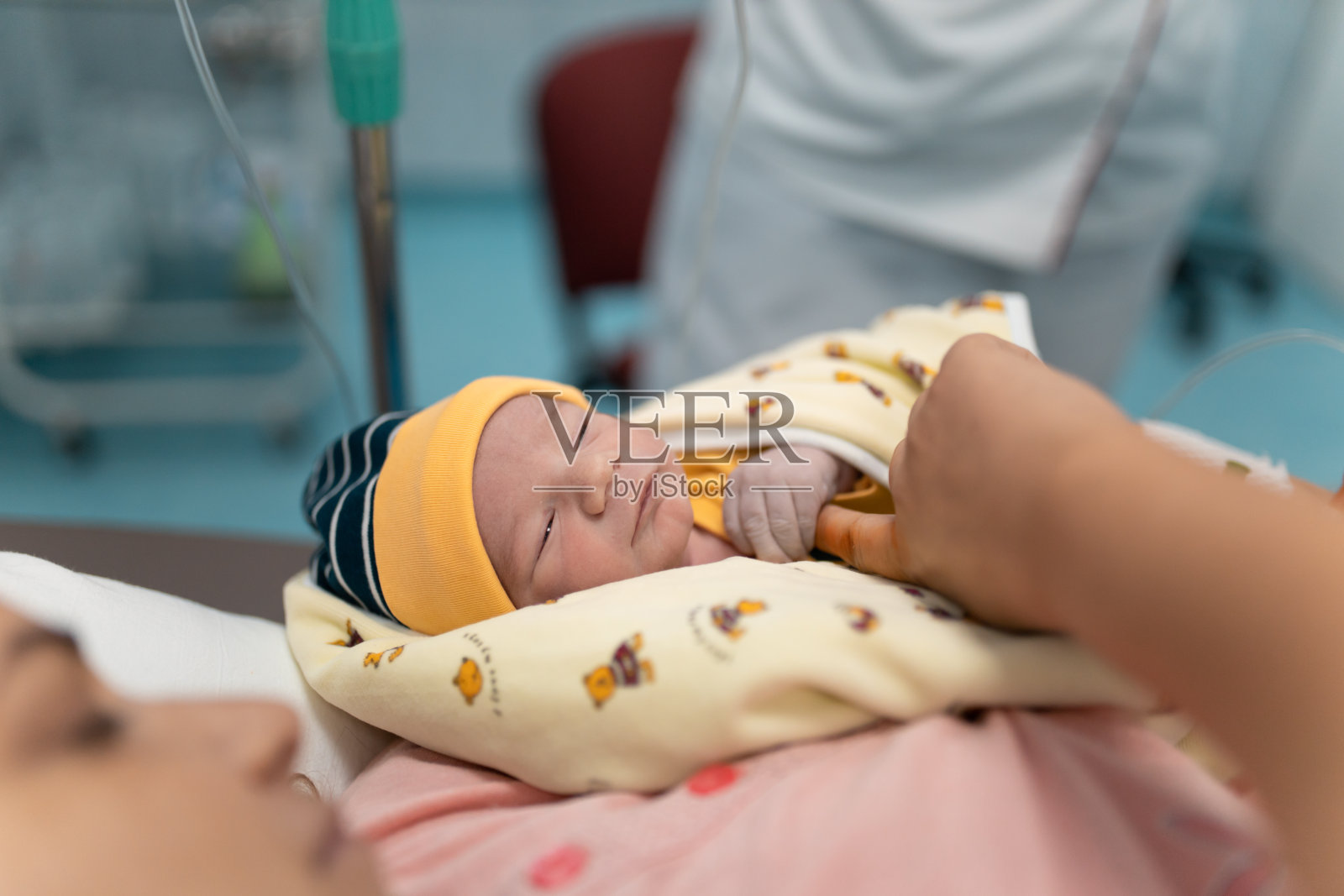 母亲和分娩后的新生儿照片摄影图片