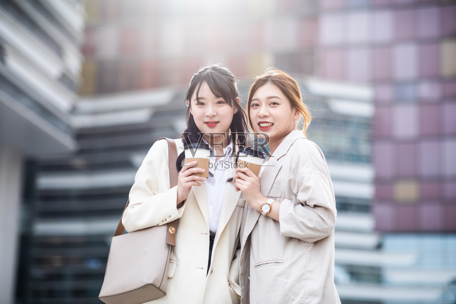 两个年轻女子的肖像站在城市的街道上照片摄影图片