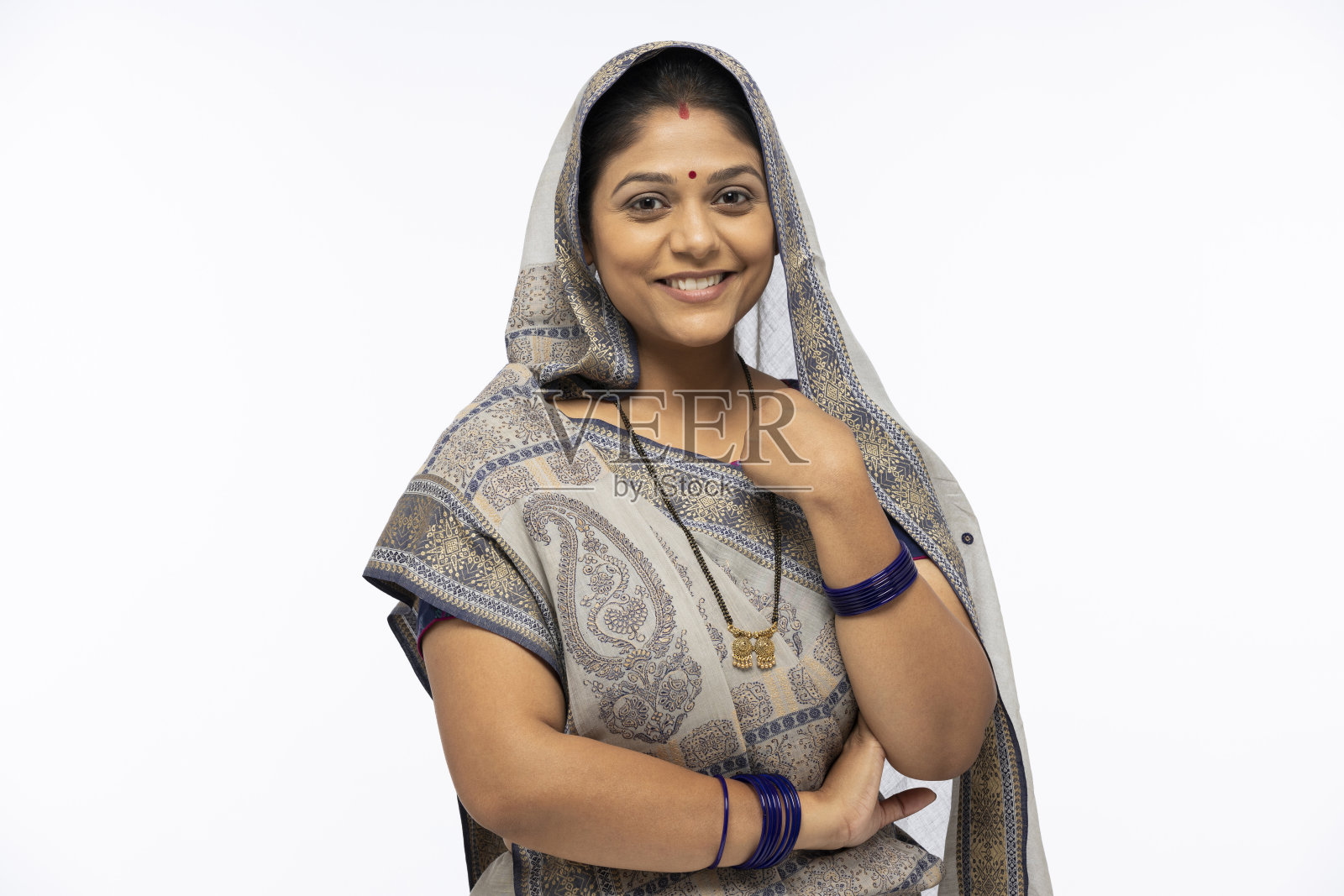 肖像印度妇女在纱丽站孤立的白色背景:股票照片照片摄影图片