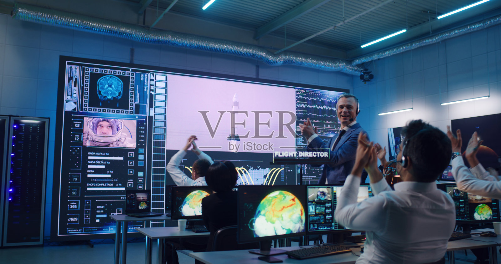 老板祝贺操作员宇宙飞船发射成功照片摄影图片