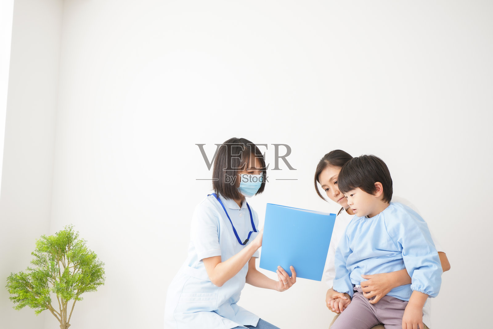 小男孩正在医院接受检查照片摄影图片