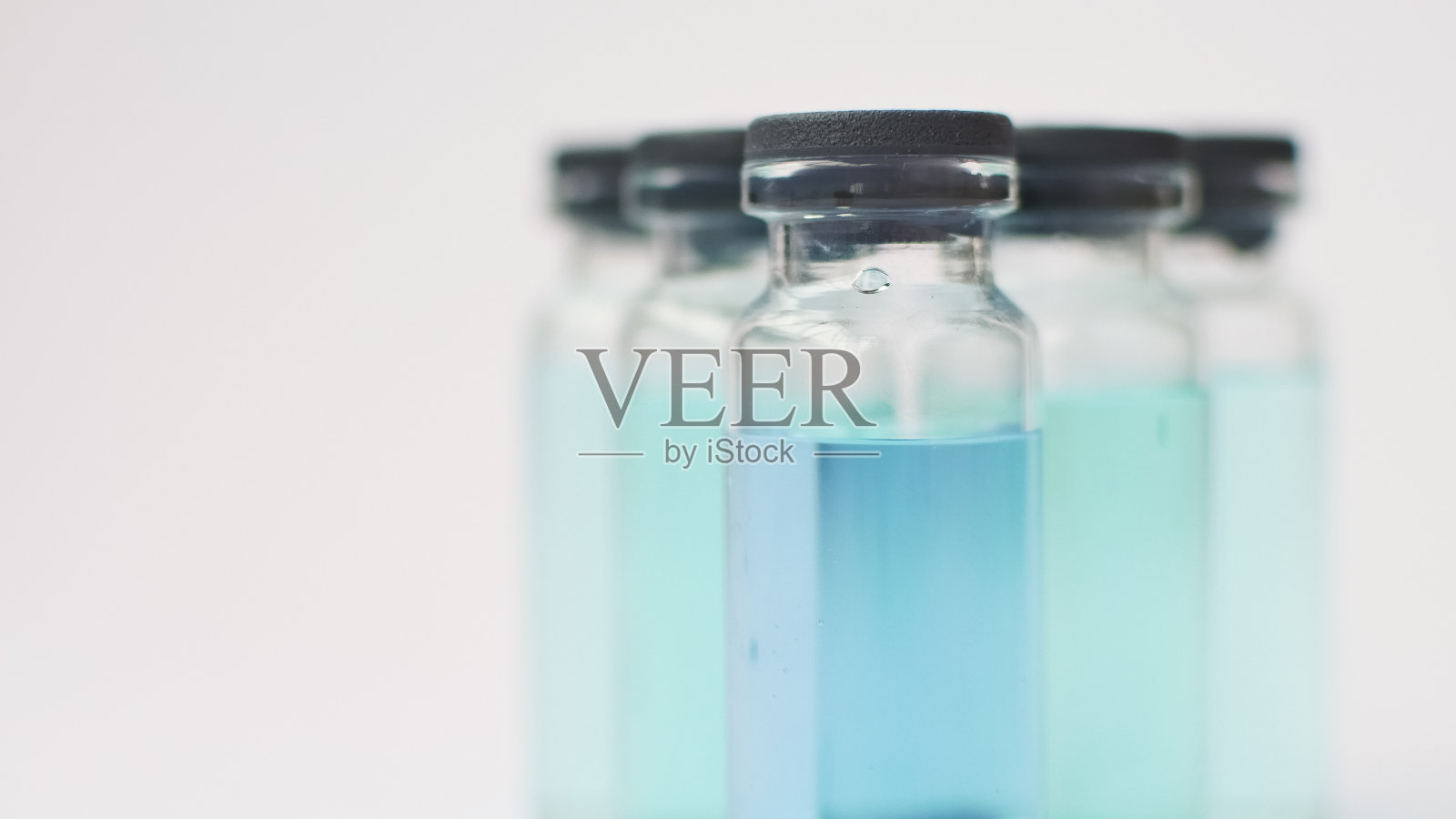 在白色背景上分离的注射用医用安瓿。药物和疾病治疗,药理学和科学概念。照片摄影图片