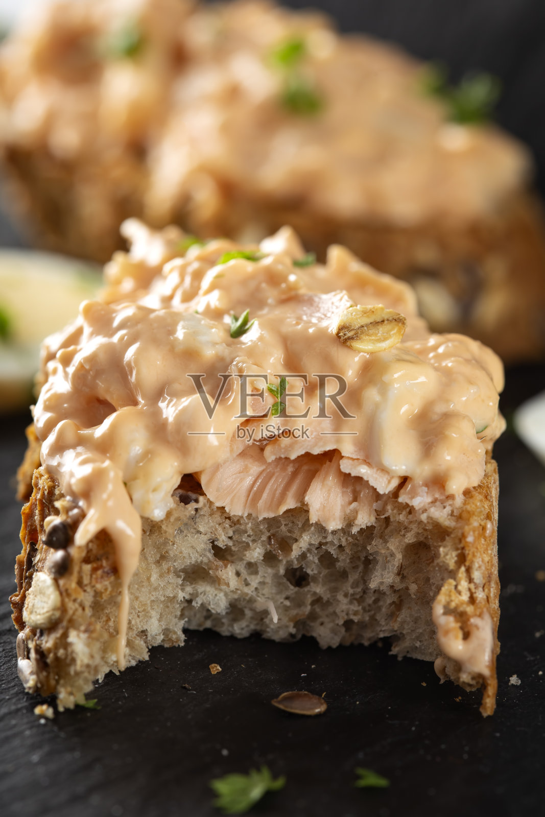 吃三文鱼沙拉配面包和香草照片摄影图片