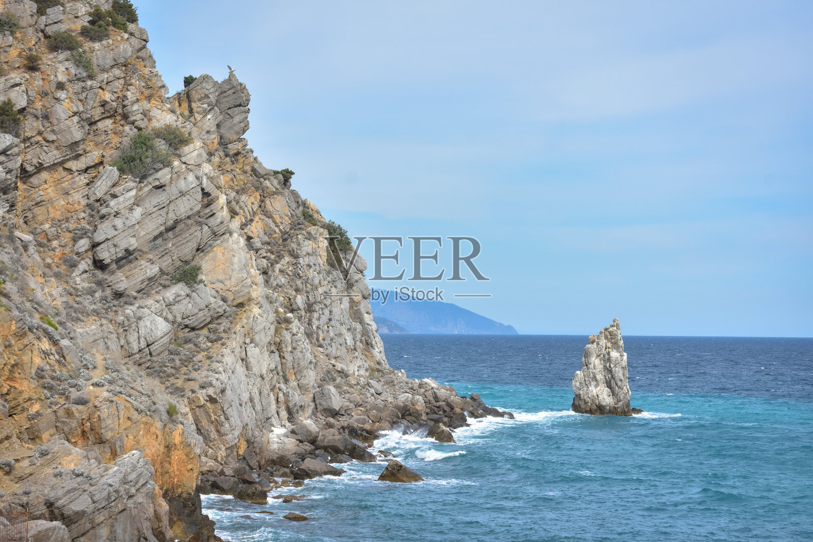 靠近海边的一块岩石靠近海岸,靠近克里米亚的一座城堡燕子窝附近的海岸岩石,中间是一块独立的大岩石,左边是海岸线,海景照片摄影图片