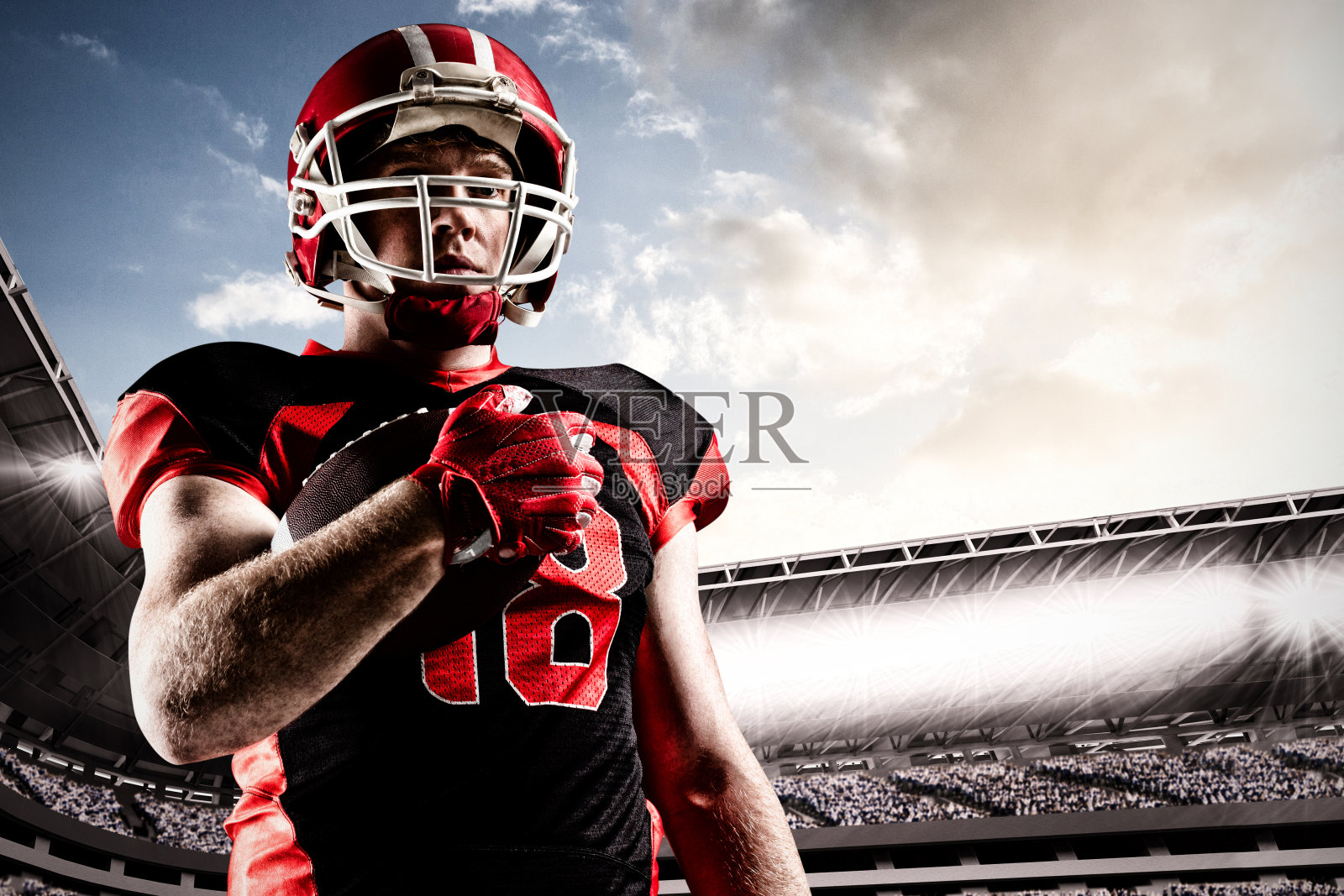美国橄榄球运动员戴着头盔拿着橄榄球的合成图像照片摄影图片