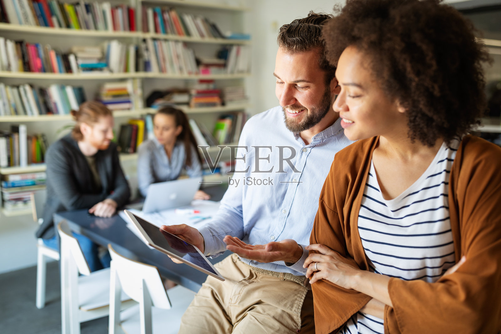 一群年轻的商业人士和设计师。他们正在做一个新项目。创业的概念。照片摄影图片