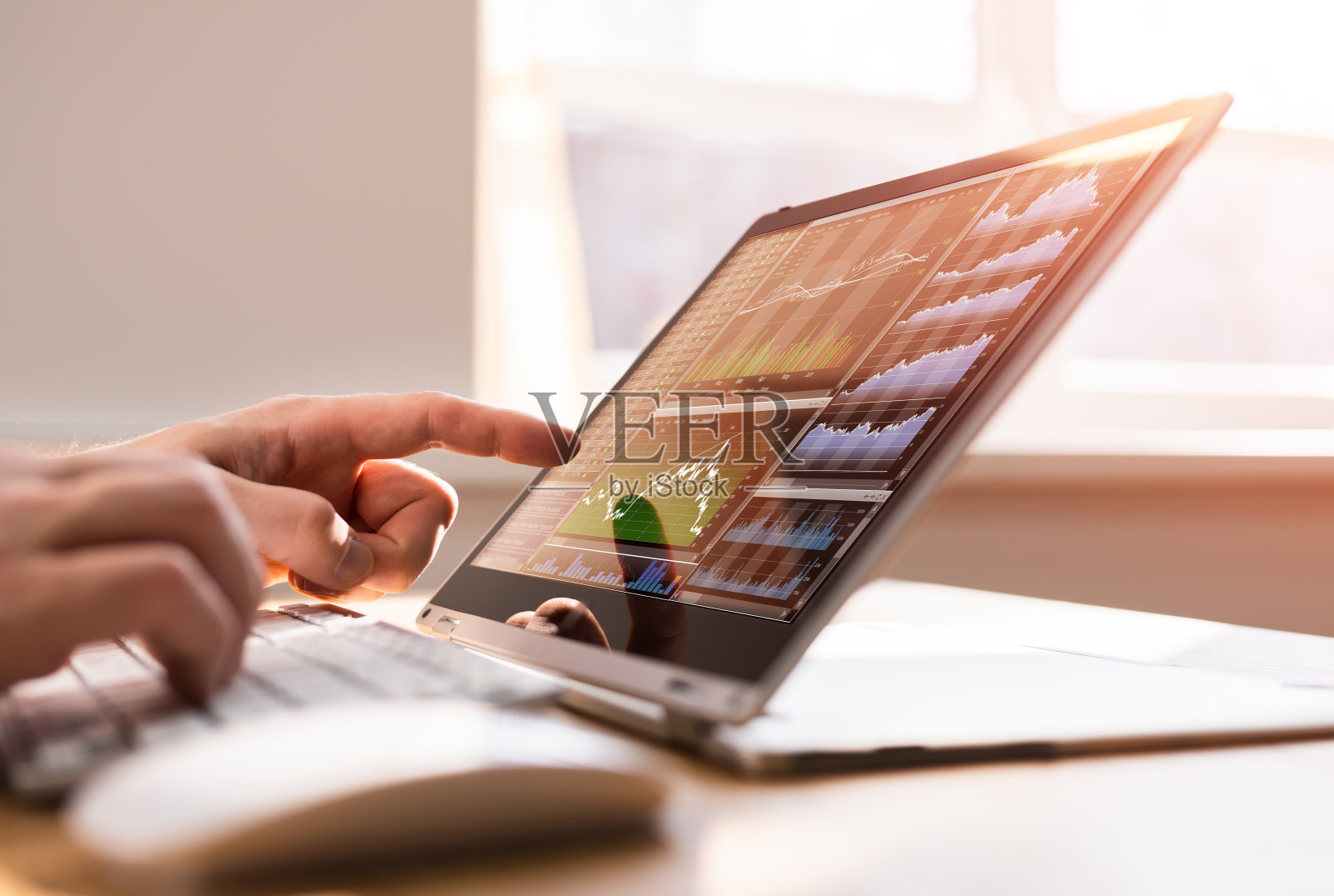 股票经纪人正在看图形软件照片摄影图片