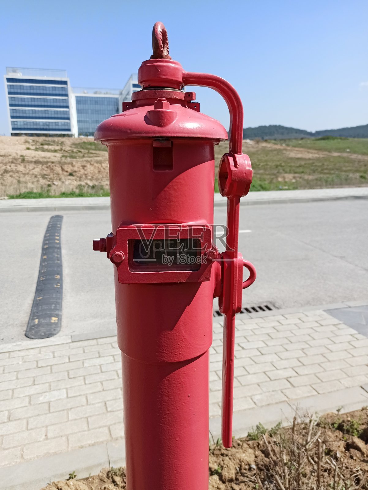 土耳其伊斯坦布尔街道旁的红色消防栓管道照片摄影图片