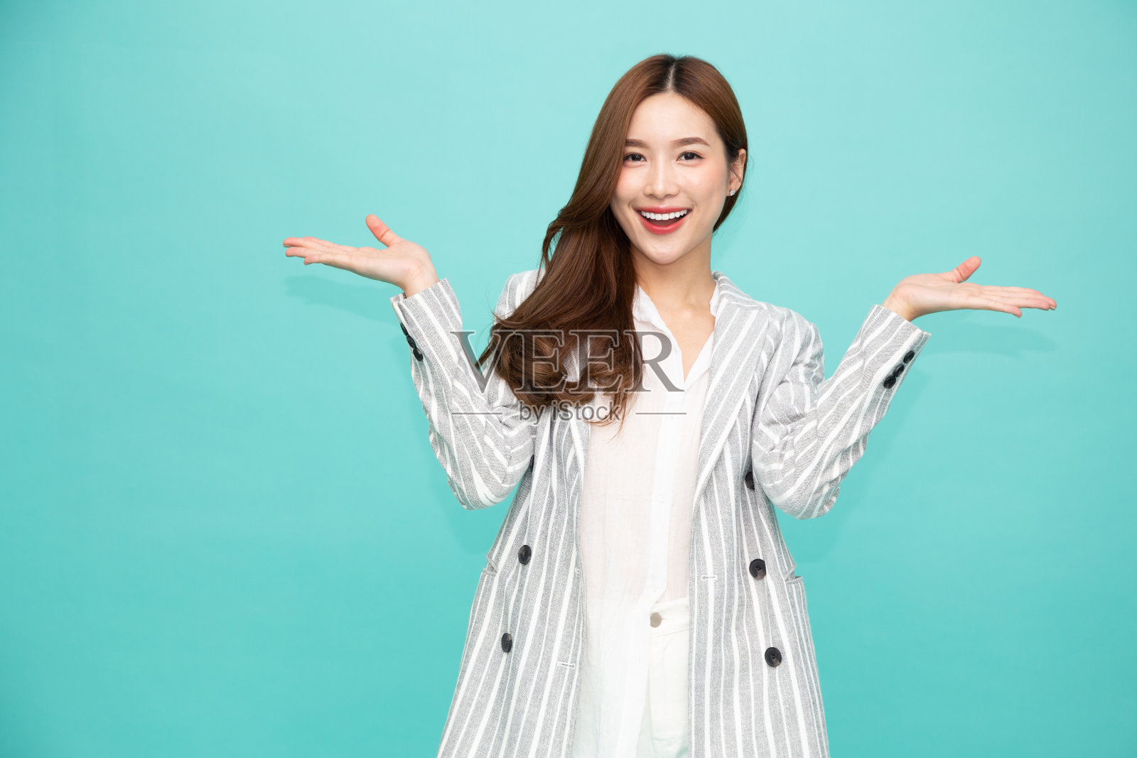 快乐的亚洲女人呈现或显示张开的手掌与产品孤立的绿色背景复制空间照片摄影图片