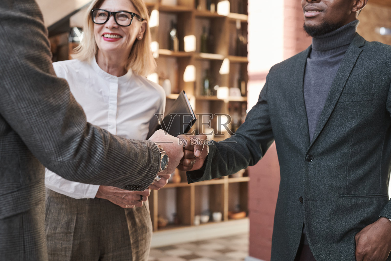 商业伙伴互相问候照片摄影图片