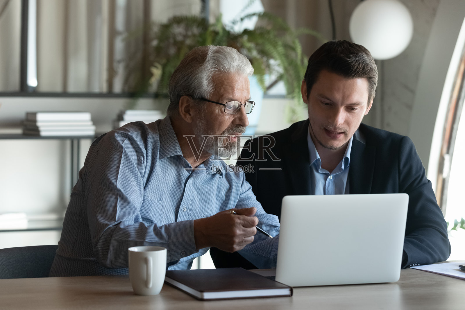 不同的男性员工在办公室使用电脑合作照片摄影图片