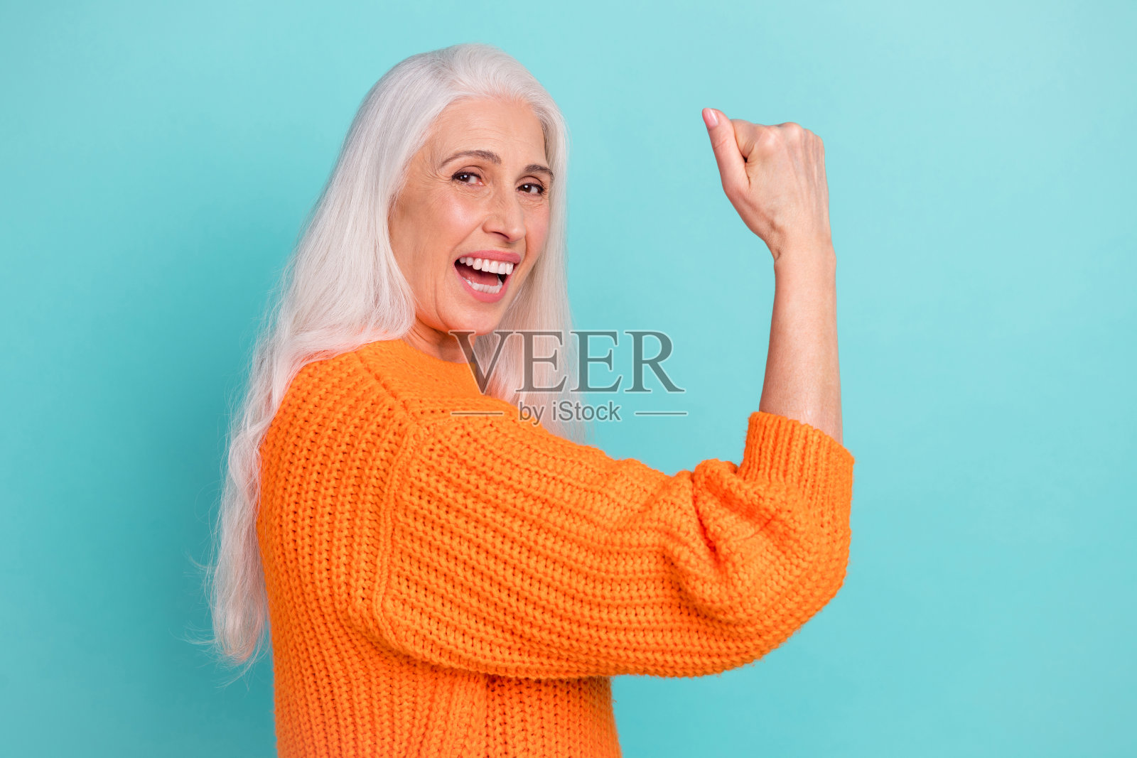 迷人的,愉快的,幸运的,灰白头发的女人的侧面肖像快乐的成功孤立在蓝绿色明亮的颜色背景照片摄影图片