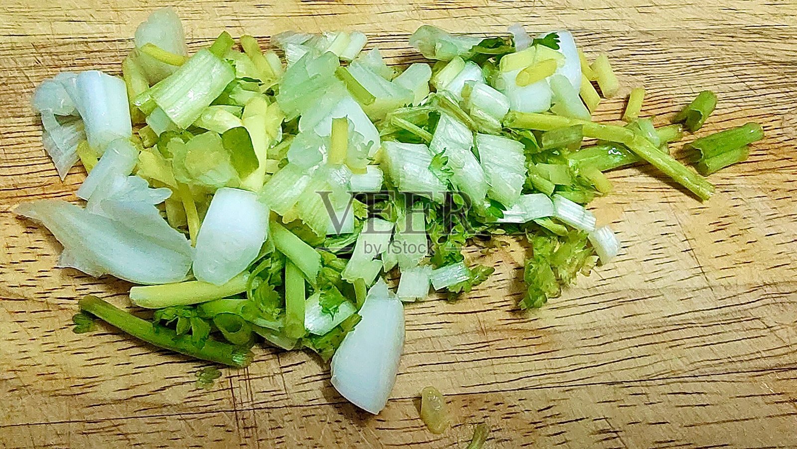 切碎的香菜在砧板上照片摄影图片