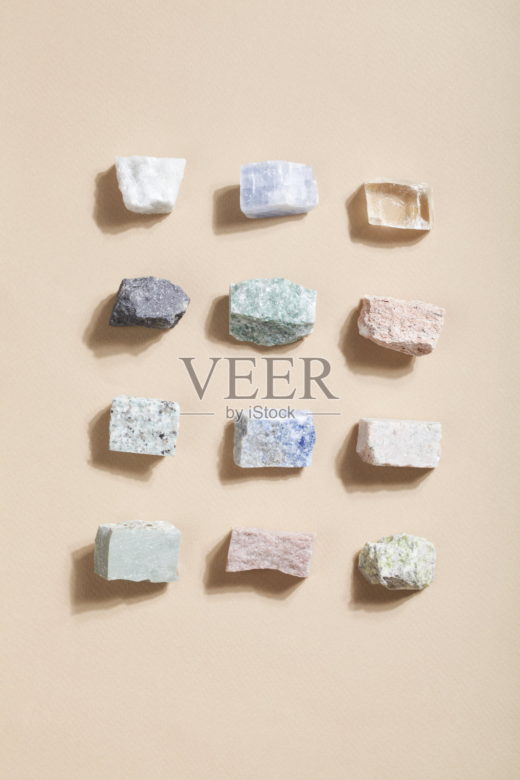 米色背景上有许多水晶矿物。用于水晶仪式、巫术、修行和冥想的魔石照片摄影图片