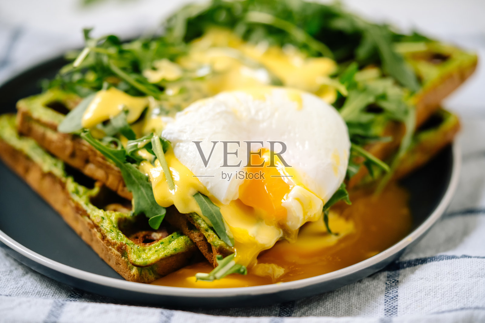 荷包蛋配芝麻菜沙拉照片摄影图片
