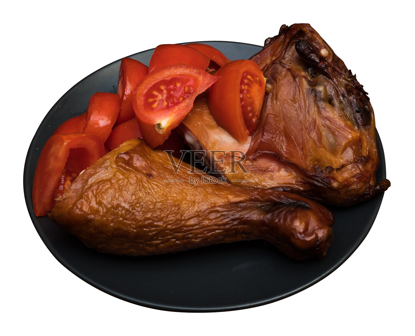 鸡肉和西红柿放在一个黑色的盘子上,在白色的背景上隔离照片摄影图片