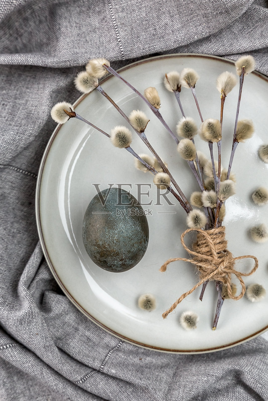 盘子上画有彩蛋的复活节图片。柳树分支。复活节的最小概念。照片摄影图片