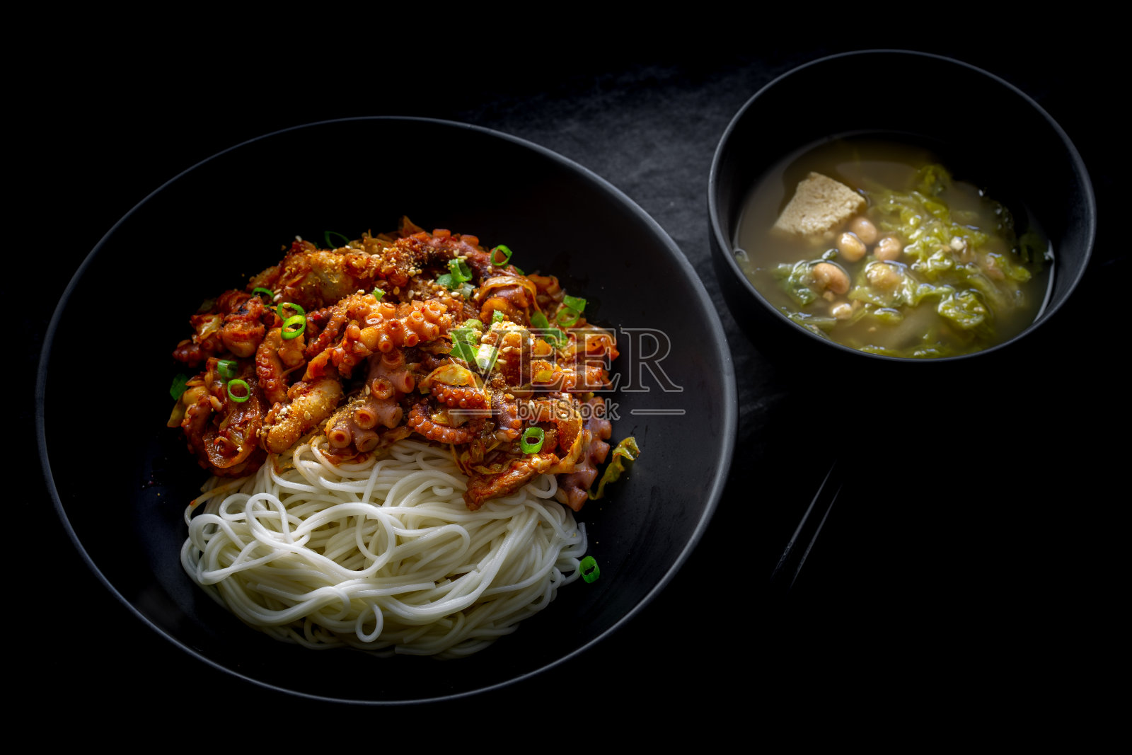 香辣鱿鱼炒面照片摄影图片