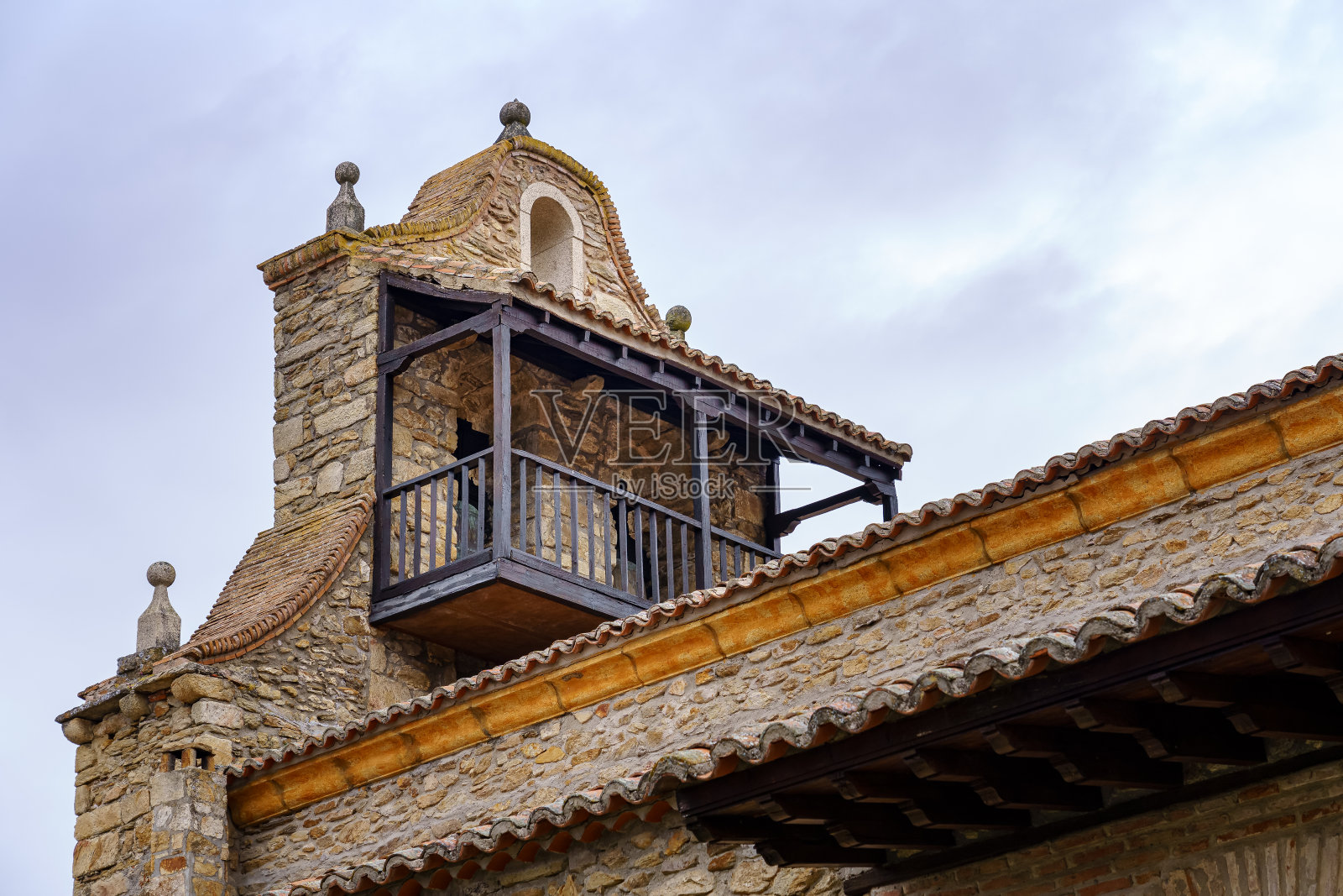 中世纪古老的石制教堂塔,屋顶上有阳台的钟楼。Horcajuelo马德里。照片摄影图片