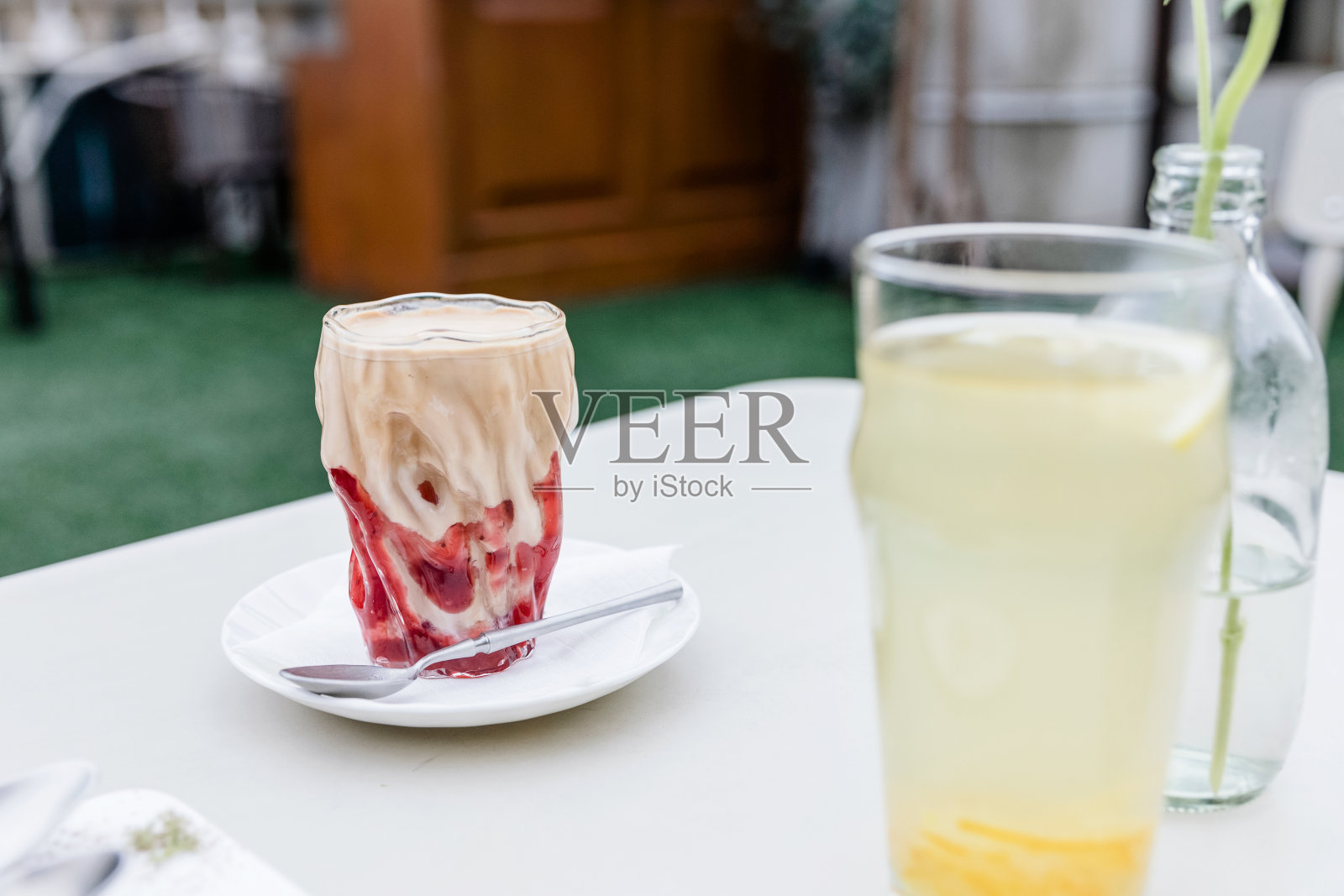 咖啡馆白色桌子上饮料的特写照片摄影图片