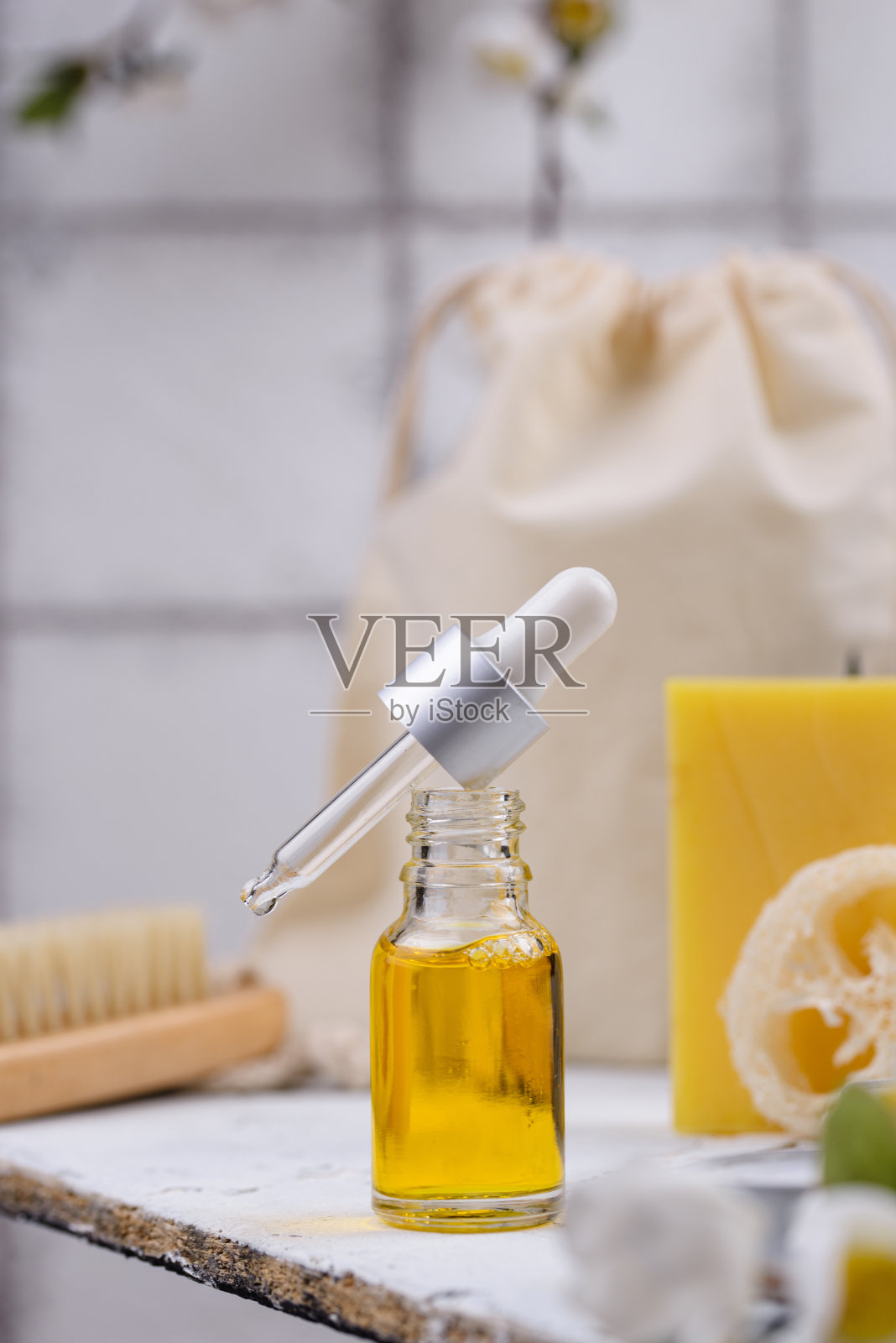 与血清瓶。天然的化妆品照片摄影图片