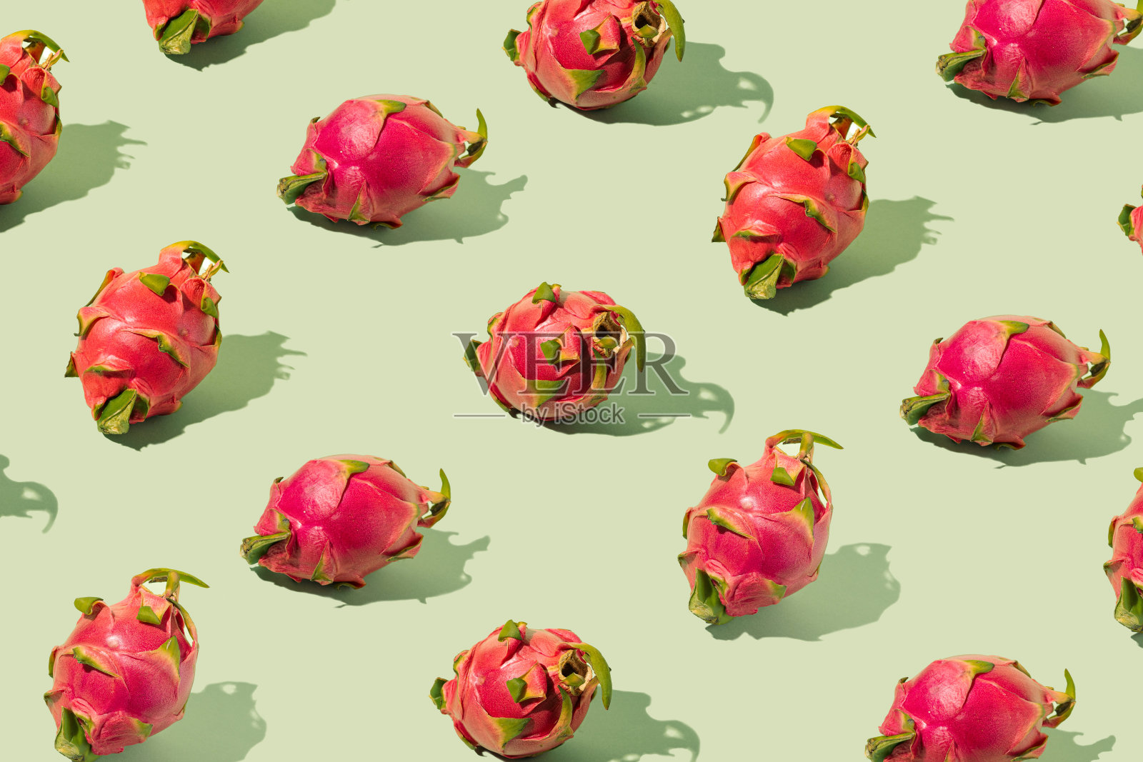 乐观模式制成的超级食品美味的火龙果。柔和的绿色背景。照片摄影图片