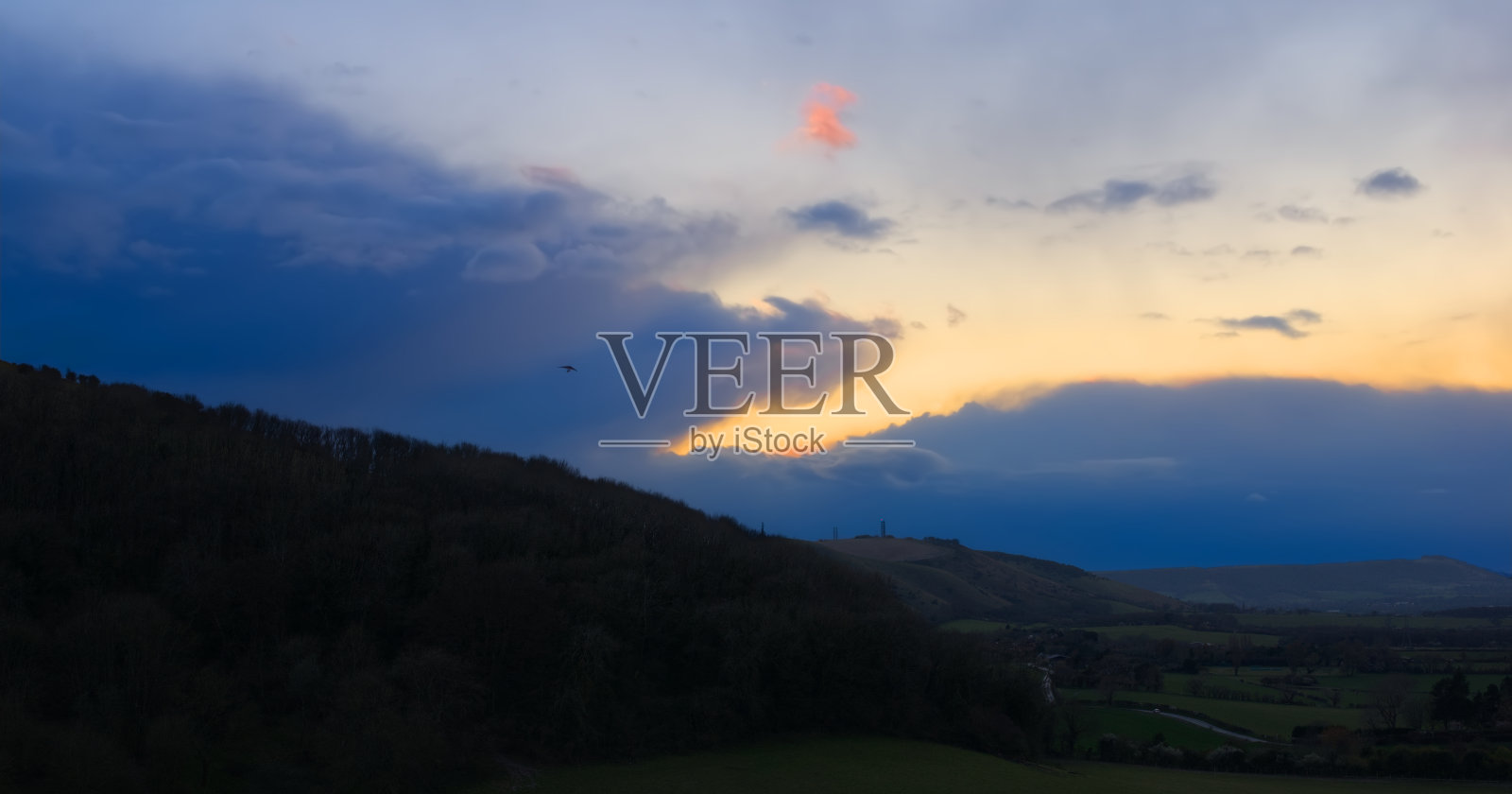 日落时分,在山上悬挂滑翔机照片摄影图片