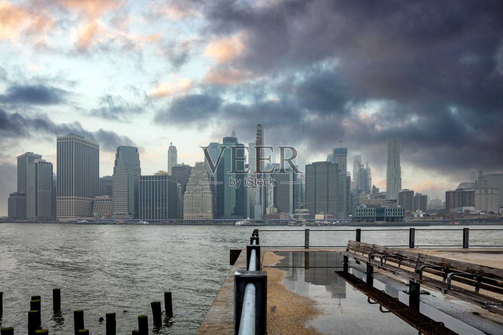 曼哈顿的摩天大楼,纽约市的天际线,阴云密布的春日照片摄影图片