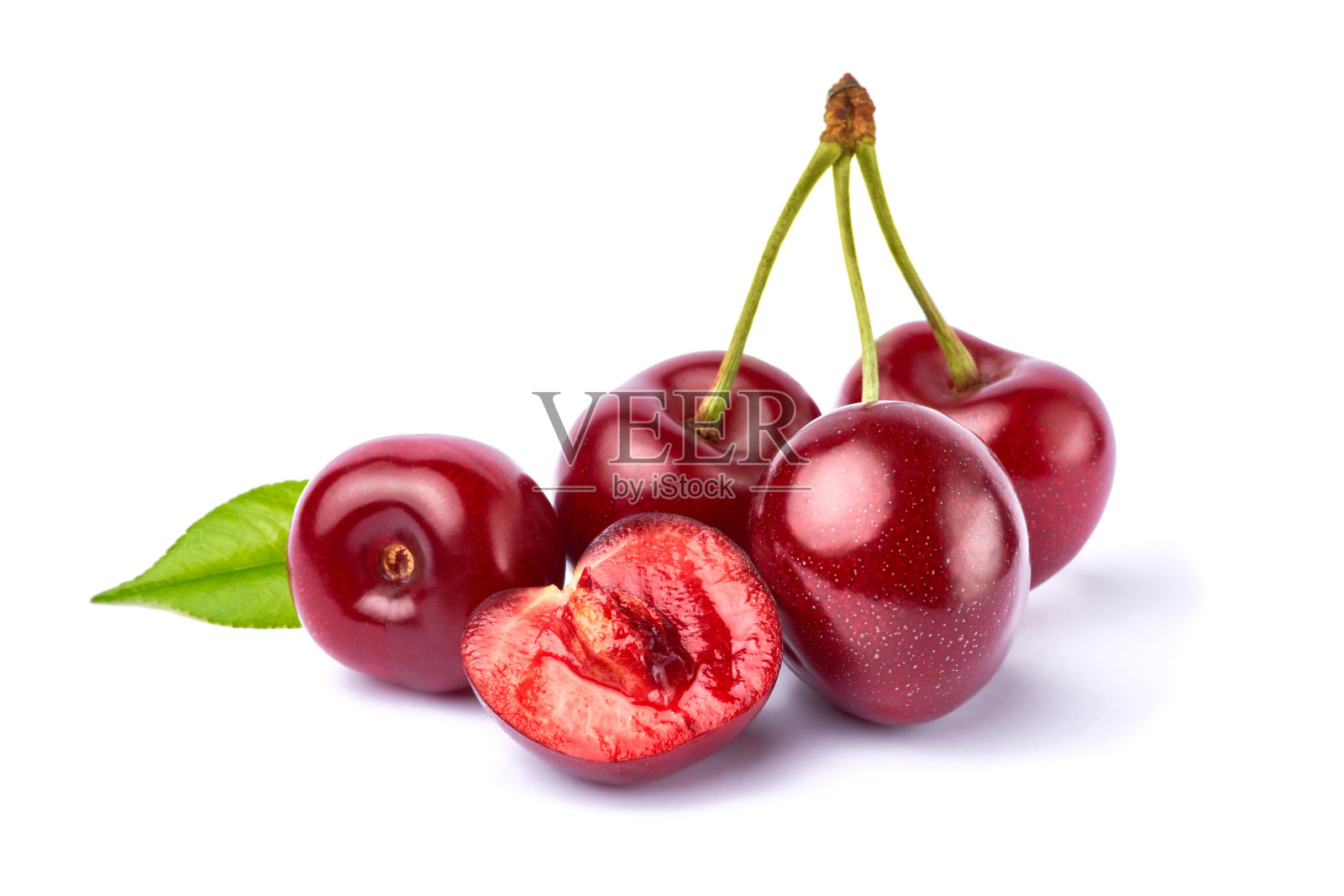 白色背景上孤立的甜樱桃果实照片摄影图片