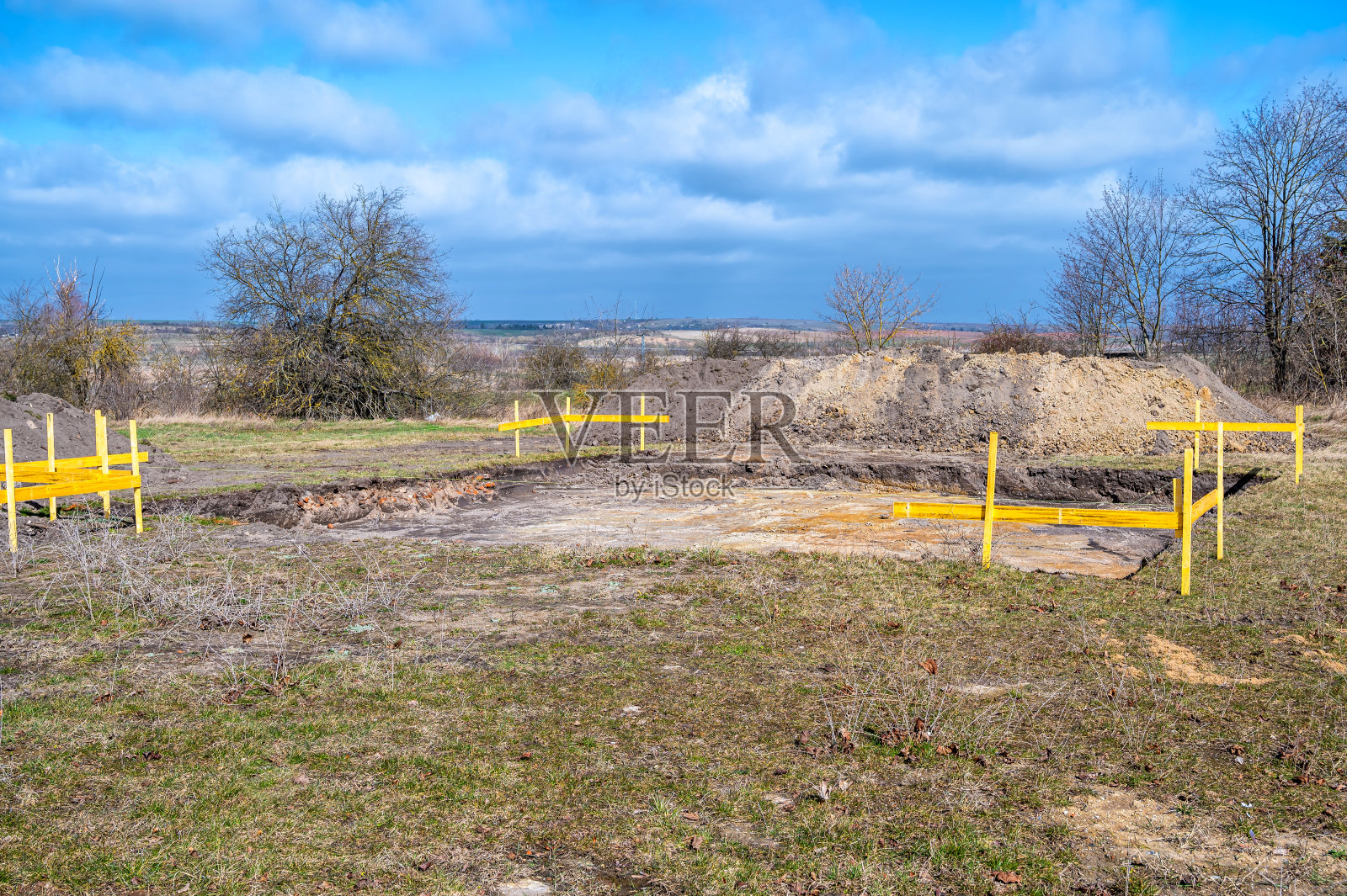 在测量房屋后为房屋的地基挖一个坑照片摄影图片